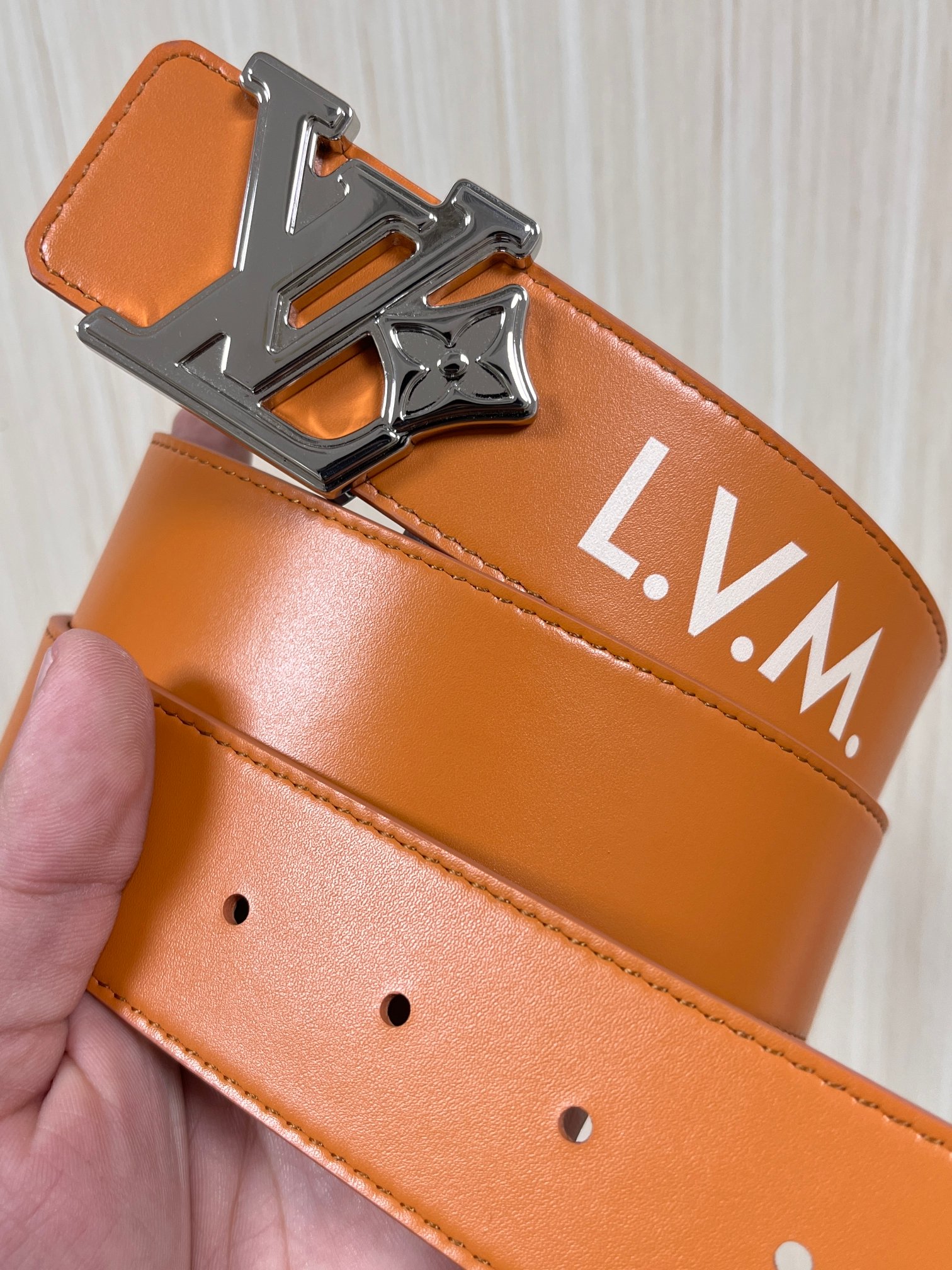 本款 LV Initiales 40 毫米双面腰带以电影叙事为灵感，气质颇具神秘魅力。Damier 格纹