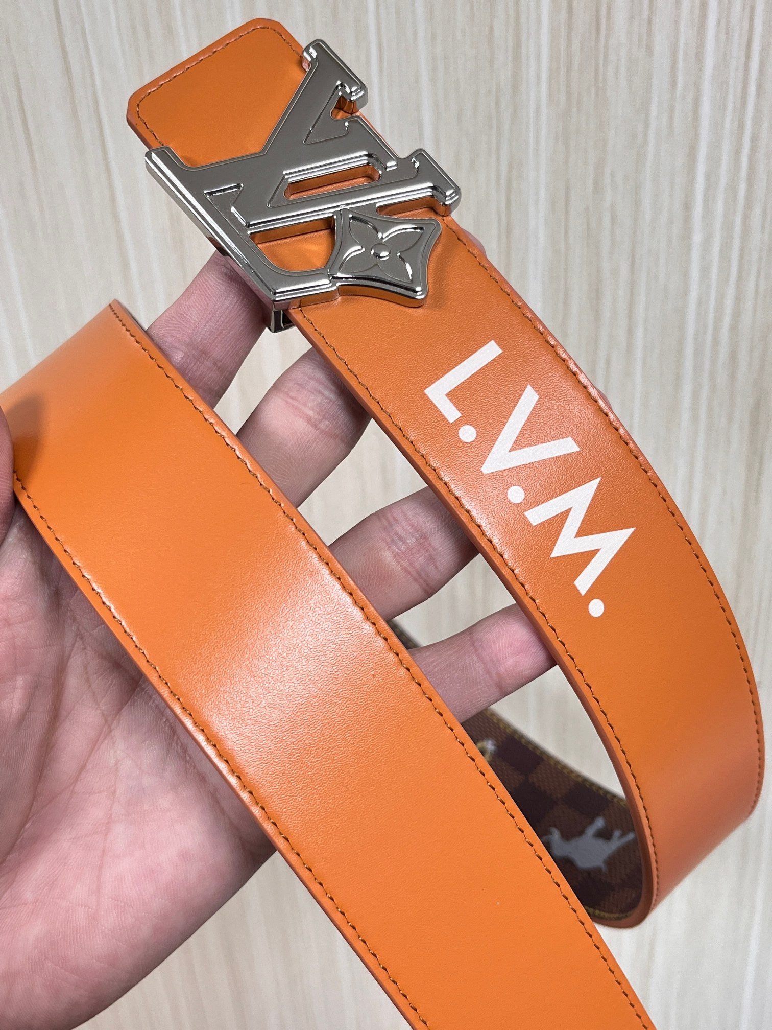 本款 LV Initiales 40 毫米双面腰带以电影叙事为灵感，气质颇具神秘魅力。Damier 格纹