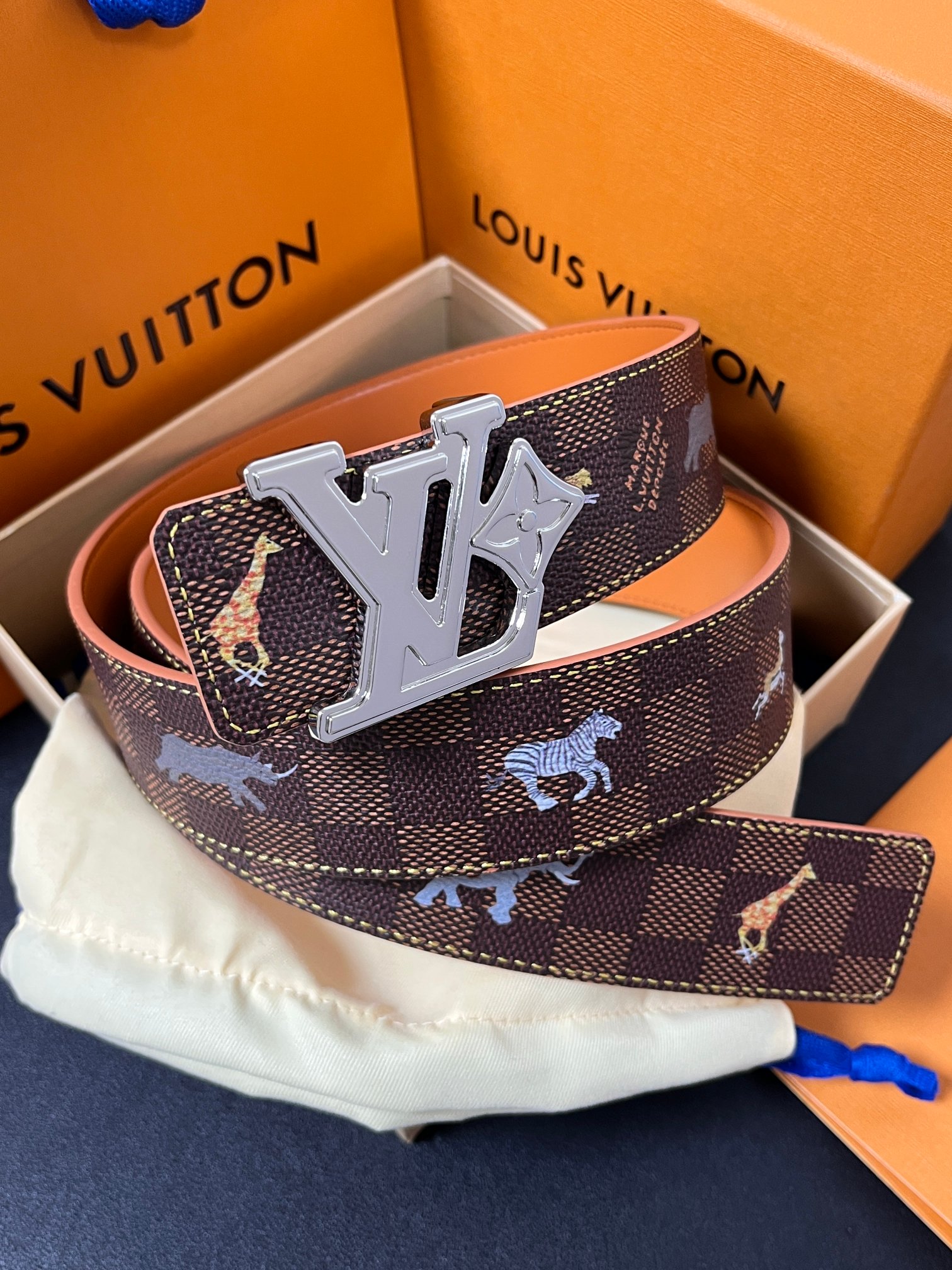 本款 LV Initiales 40 毫米双面腰带以电影叙事为灵感，气质颇具神秘魅力。Damier 格纹