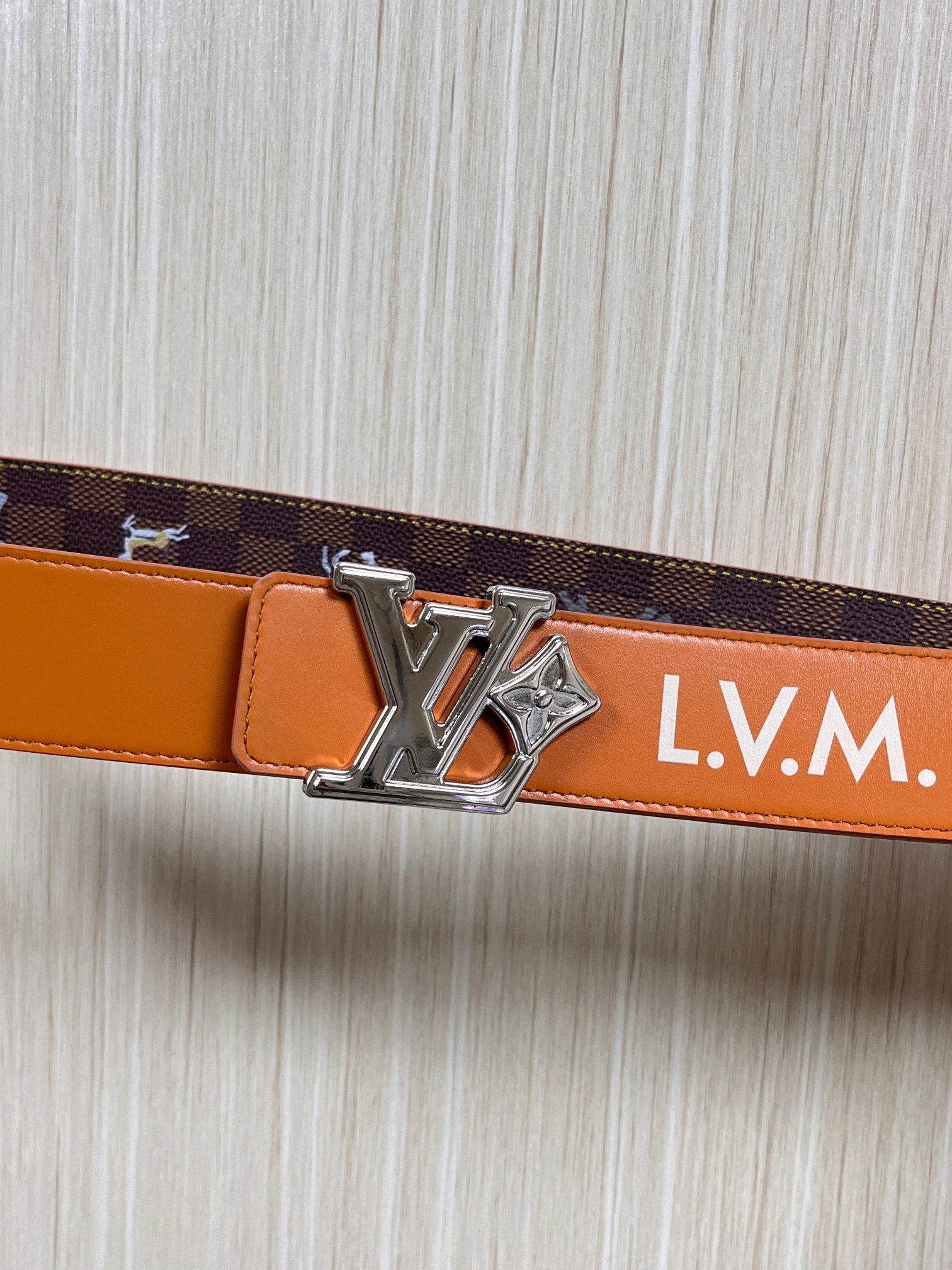 本款 LV Initiales 40 毫米双面腰带以电影叙事为灵感，气质颇具神秘魅力。Damier 格纹