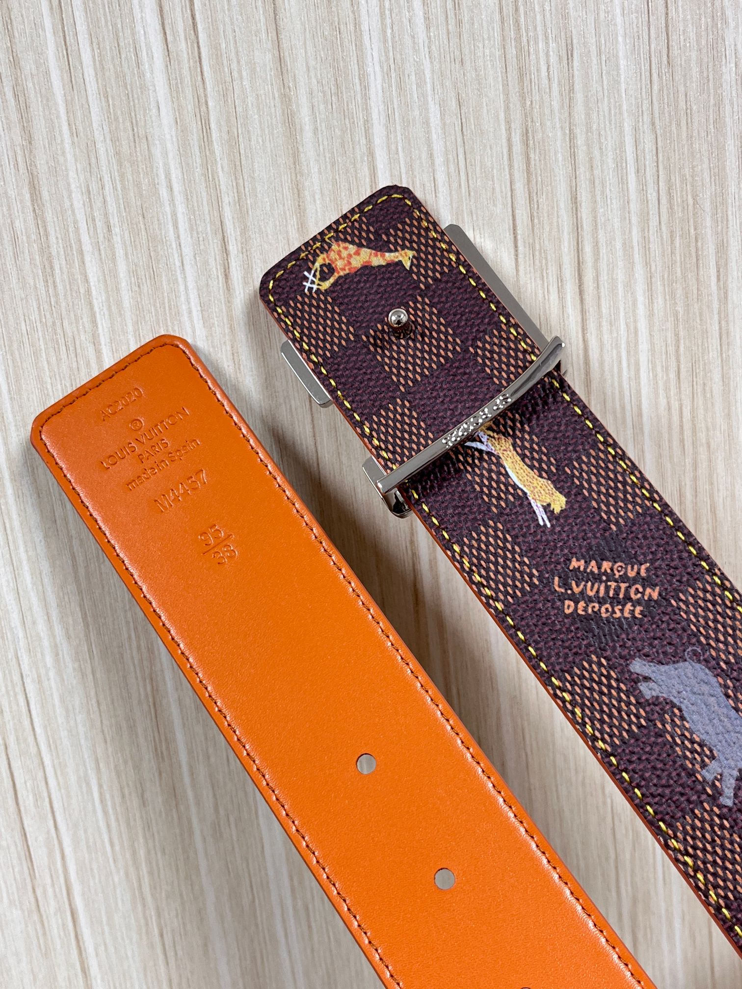 本款 LV Initiales 40 毫米双面腰带以电影叙事为灵感，气质颇具神秘魅力。Damier 格纹