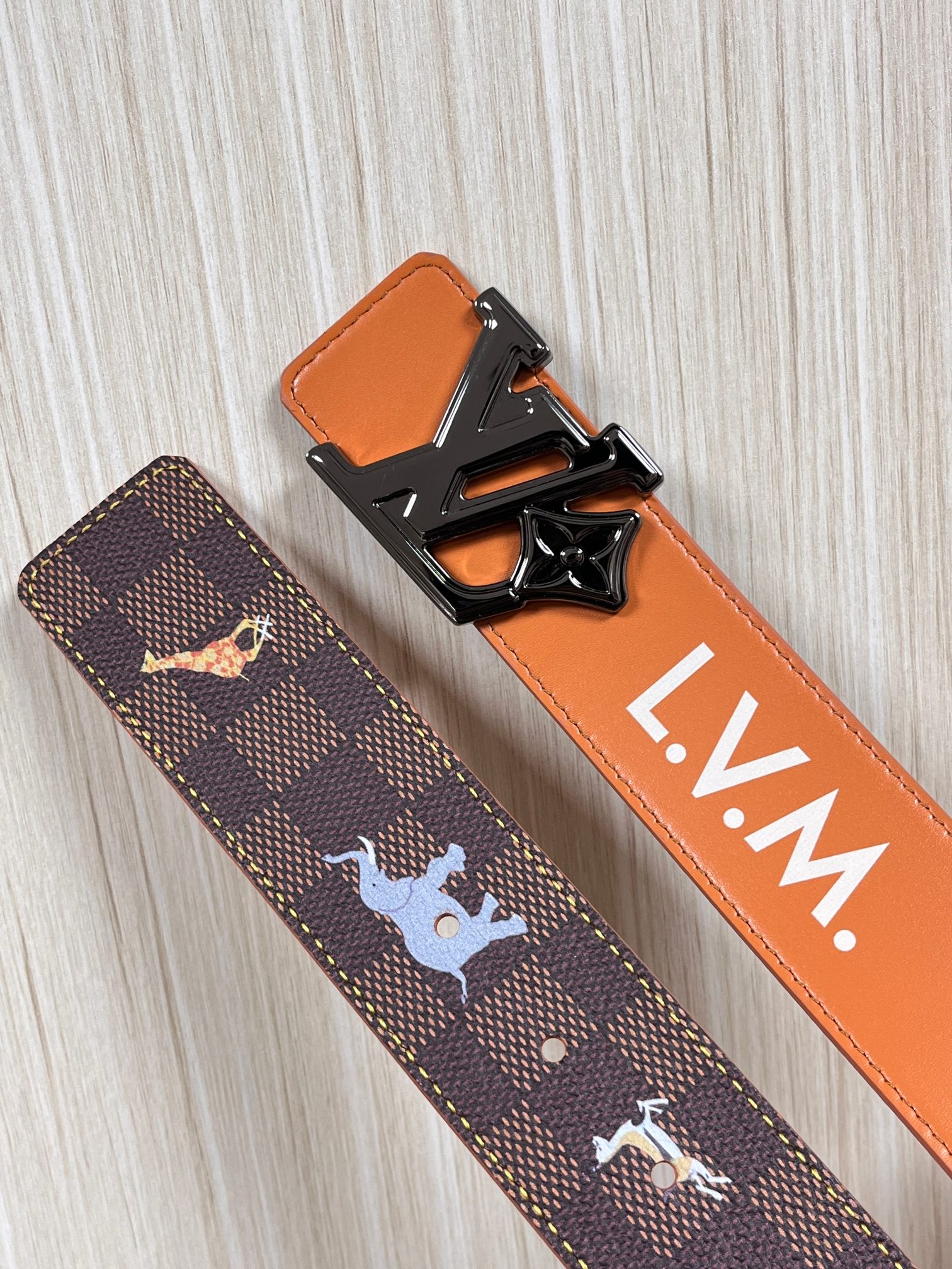 本款 LV Initiales 40 毫米双面腰带以电影叙事为灵感，气质颇具神秘魅力。Damier 格纹