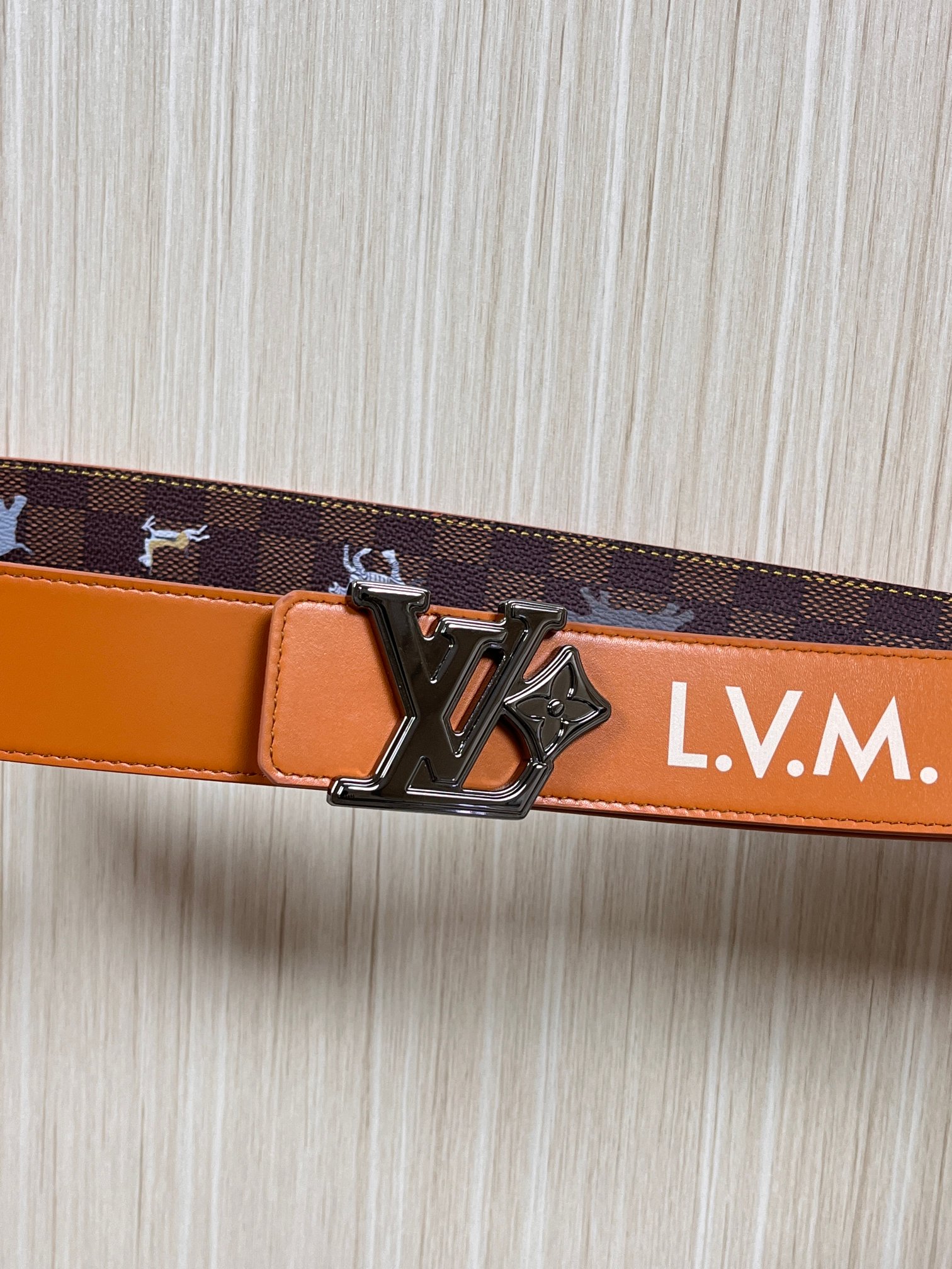 本款 LV Initiales 40 毫米双面腰带以电影叙事为灵感，气质颇具神秘魅力。Damier 格纹