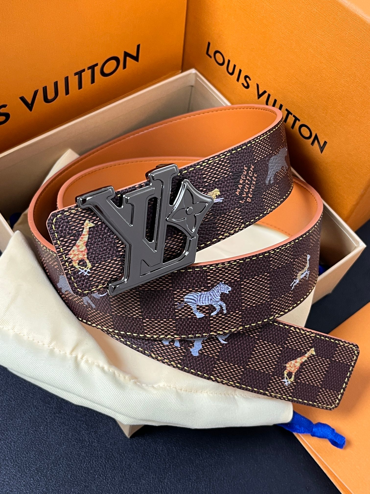 本款 LV Initiales 40 毫米双面腰带以电影叙事为灵感，气质颇具神秘魅力。Damier 格纹