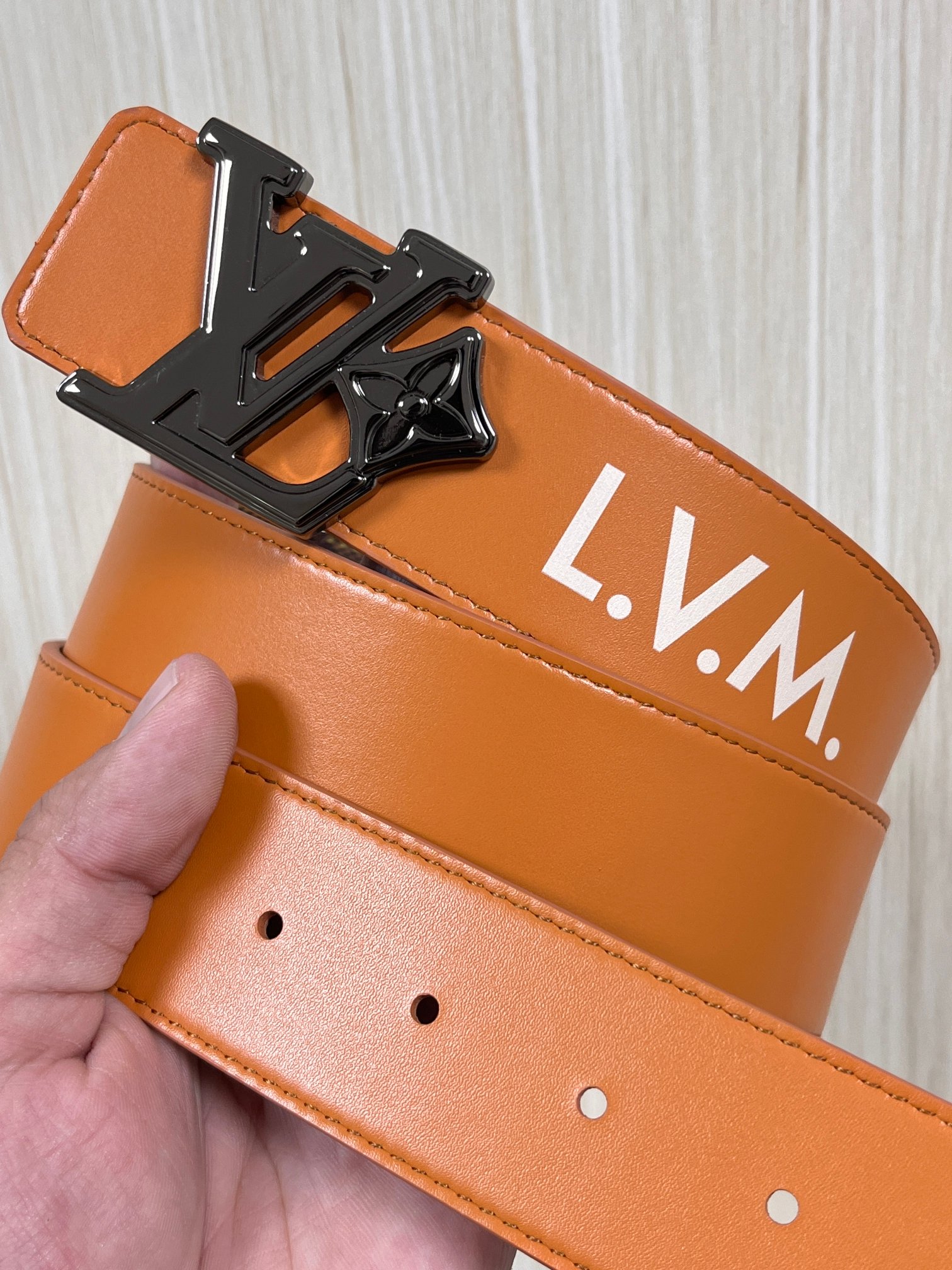 本款 LV Initiales 40 毫米双面腰带以电影叙事为灵感，气质颇具神秘魅力。Damier 格纹