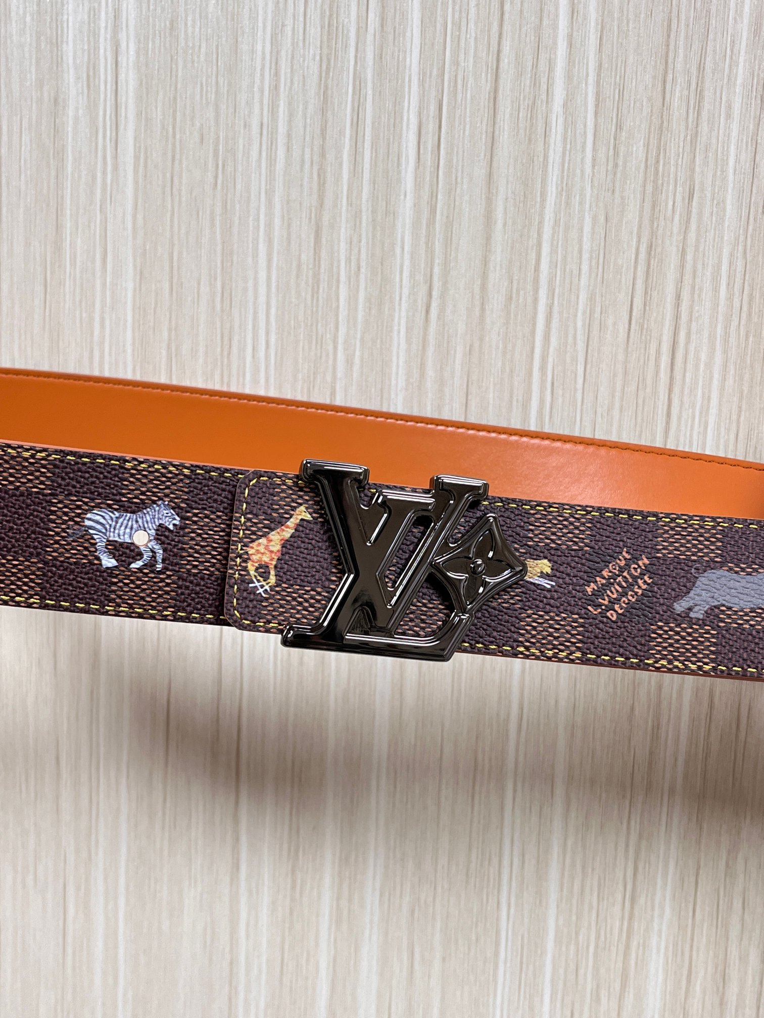 本款 LV Initiales 40 毫米双面腰带以电影叙事为灵感，气质颇具神秘魅力。Damier 格纹