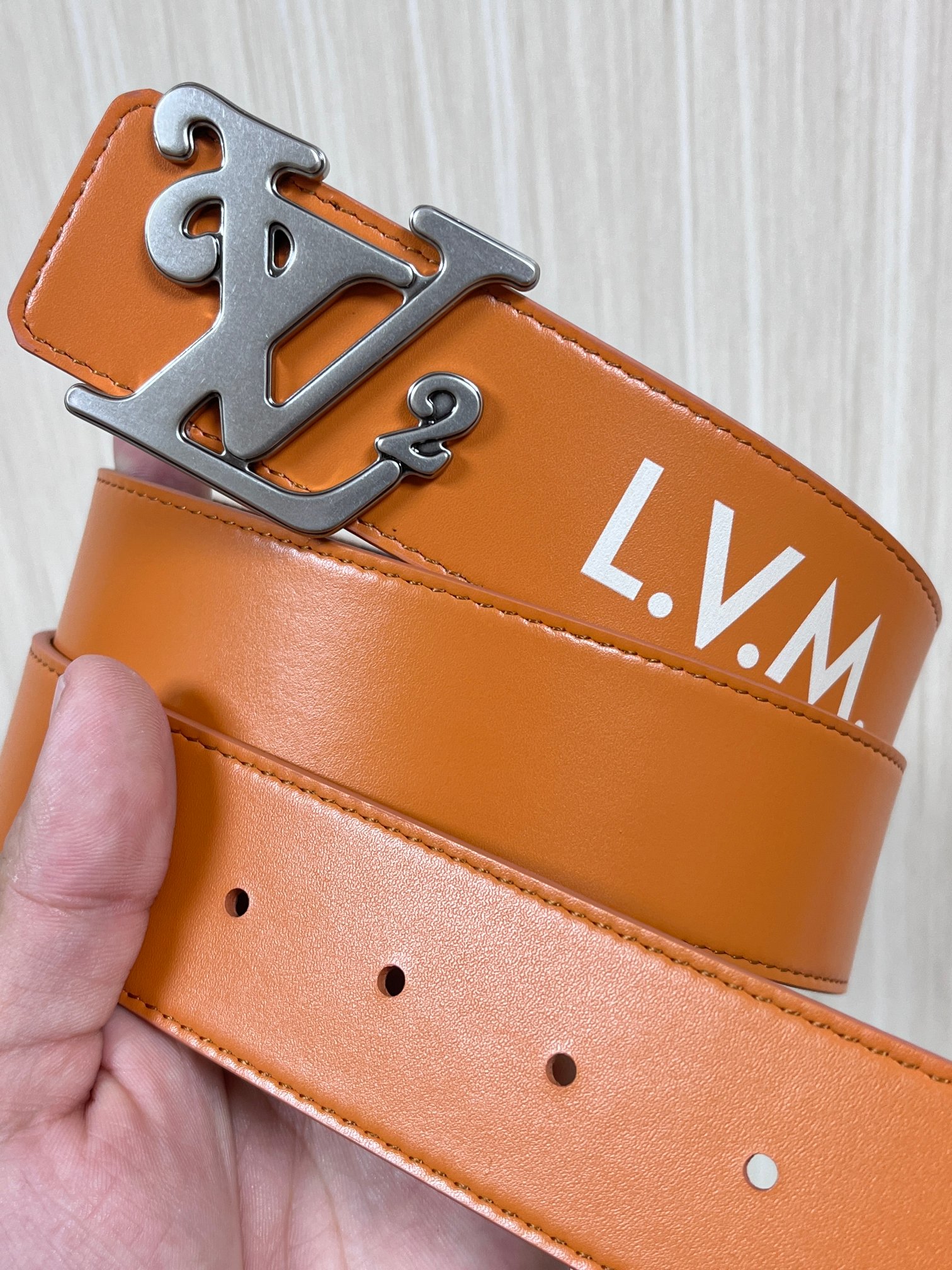 本款 LV Initiales 40 毫米双面腰带以电影叙事为灵感，气质颇具神秘魅力。Damier 格纹