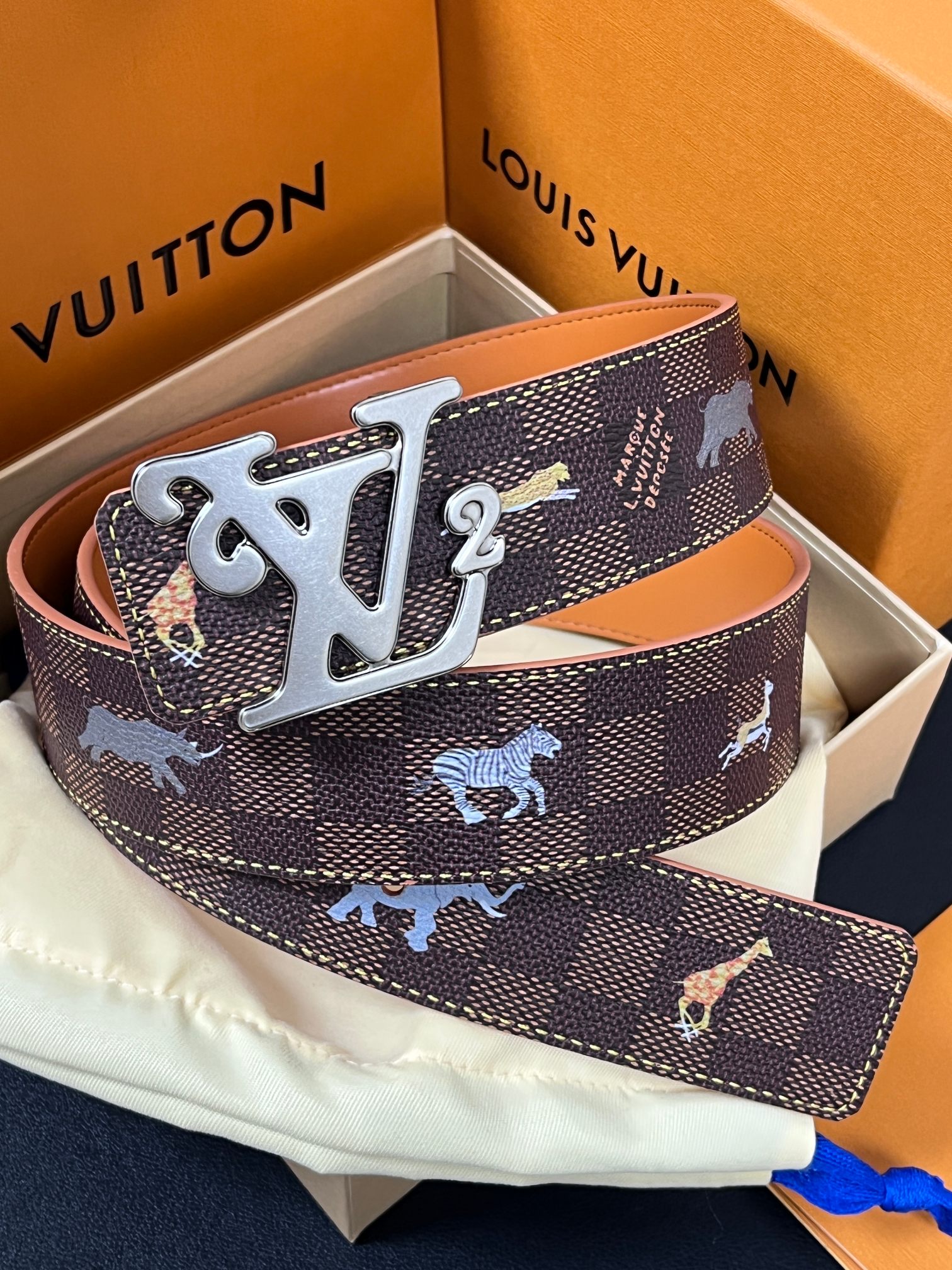 本款 LV Initiales 40 毫米双面腰带以电影叙事为灵感，气质颇具神秘魅力。Damier 格纹