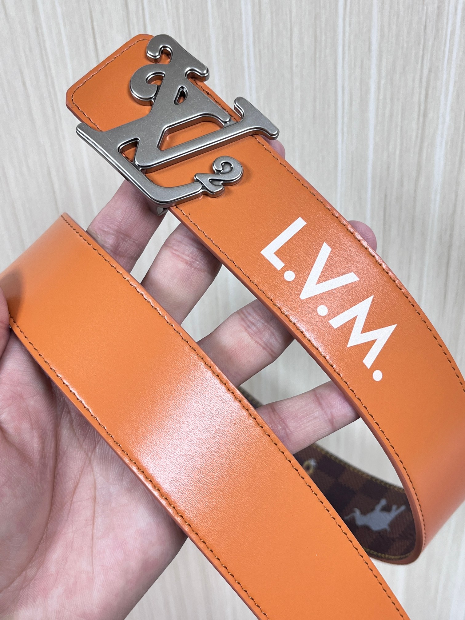 本款 LV Initiales 40 毫米双面腰带以电影叙事为灵感，气质颇具神秘魅力。Damier 格纹