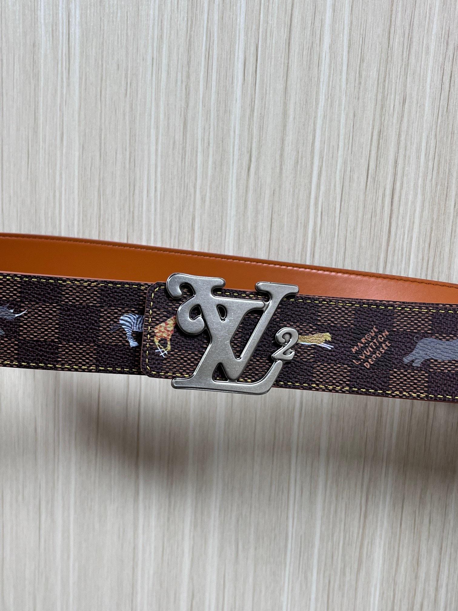 本款 LV Initiales 40 毫米双面腰带以电影叙事为灵感，气质颇具神秘魅力。Damier 格纹