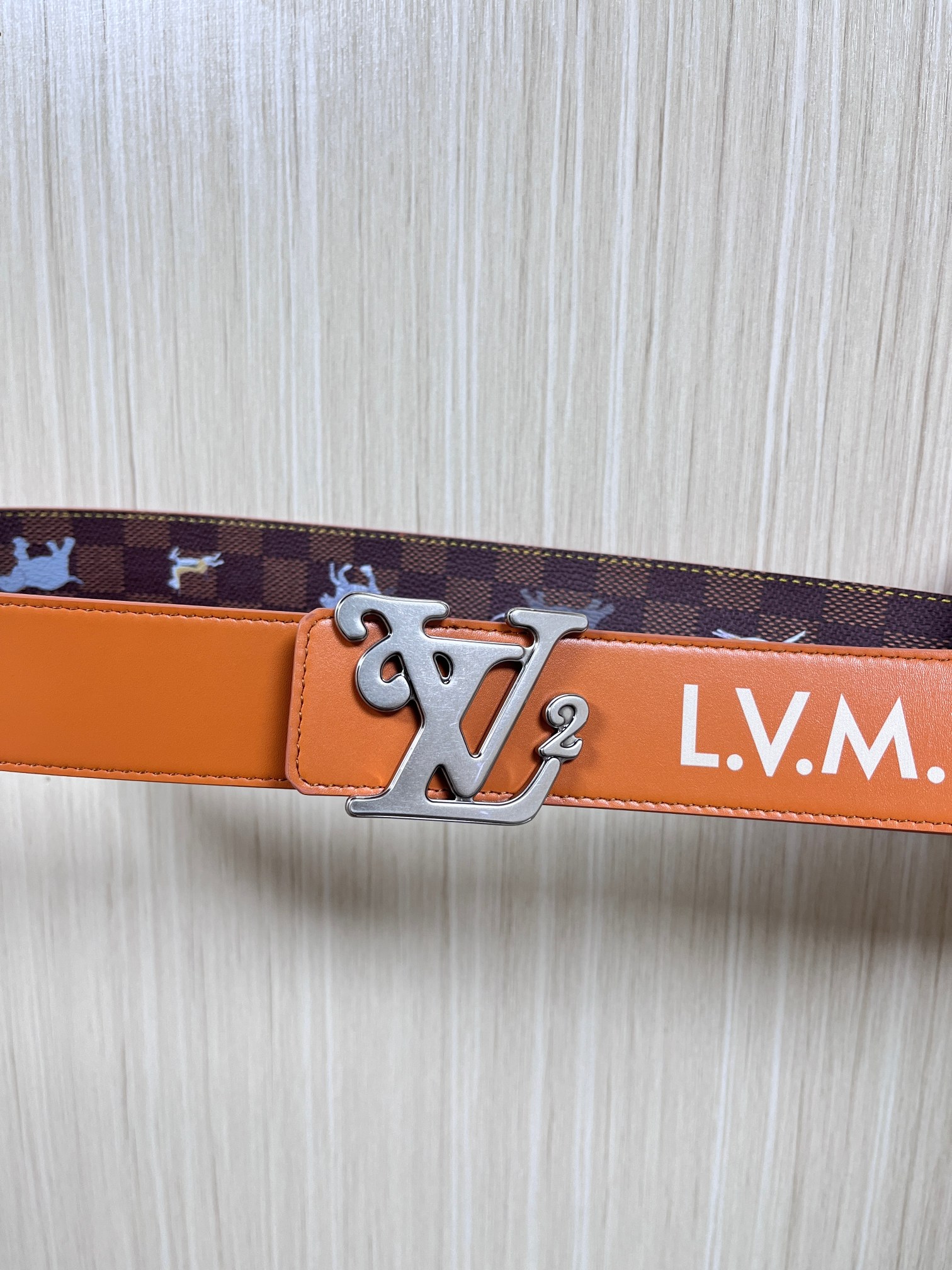 本款 LV Initiales 40 毫米双面腰带以电影叙事为灵感，气质颇具神秘魅力。Damier 格纹
