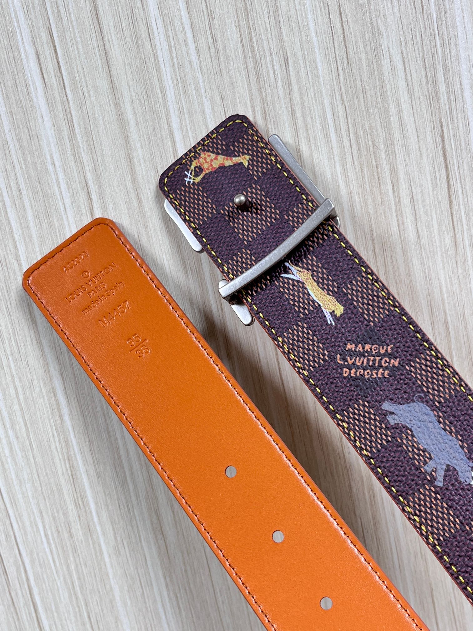 本款 LV Initiales 40 毫米双面腰带以电影叙事为灵感，气质颇具神秘魅力。Damier 格纹