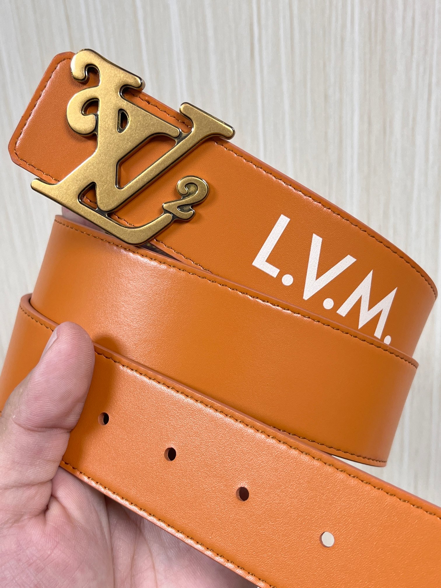 本款 LV Initiales 40 毫米双面腰带以电影叙事为灵感，气质颇具神秘魅力。Damier 格纹