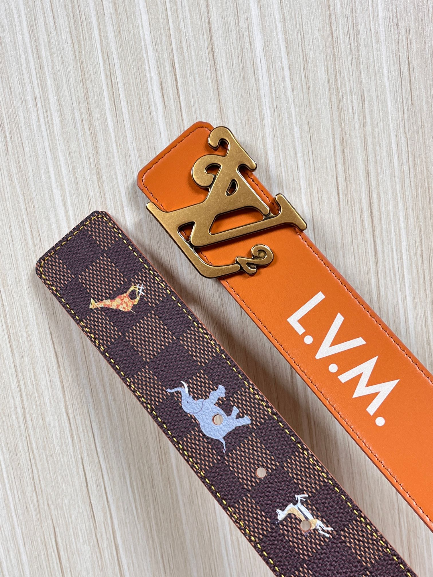 本款 LV Initiales 40 毫米双面腰带以电影叙事为灵感，气质颇具神秘魅力。Damier 格纹