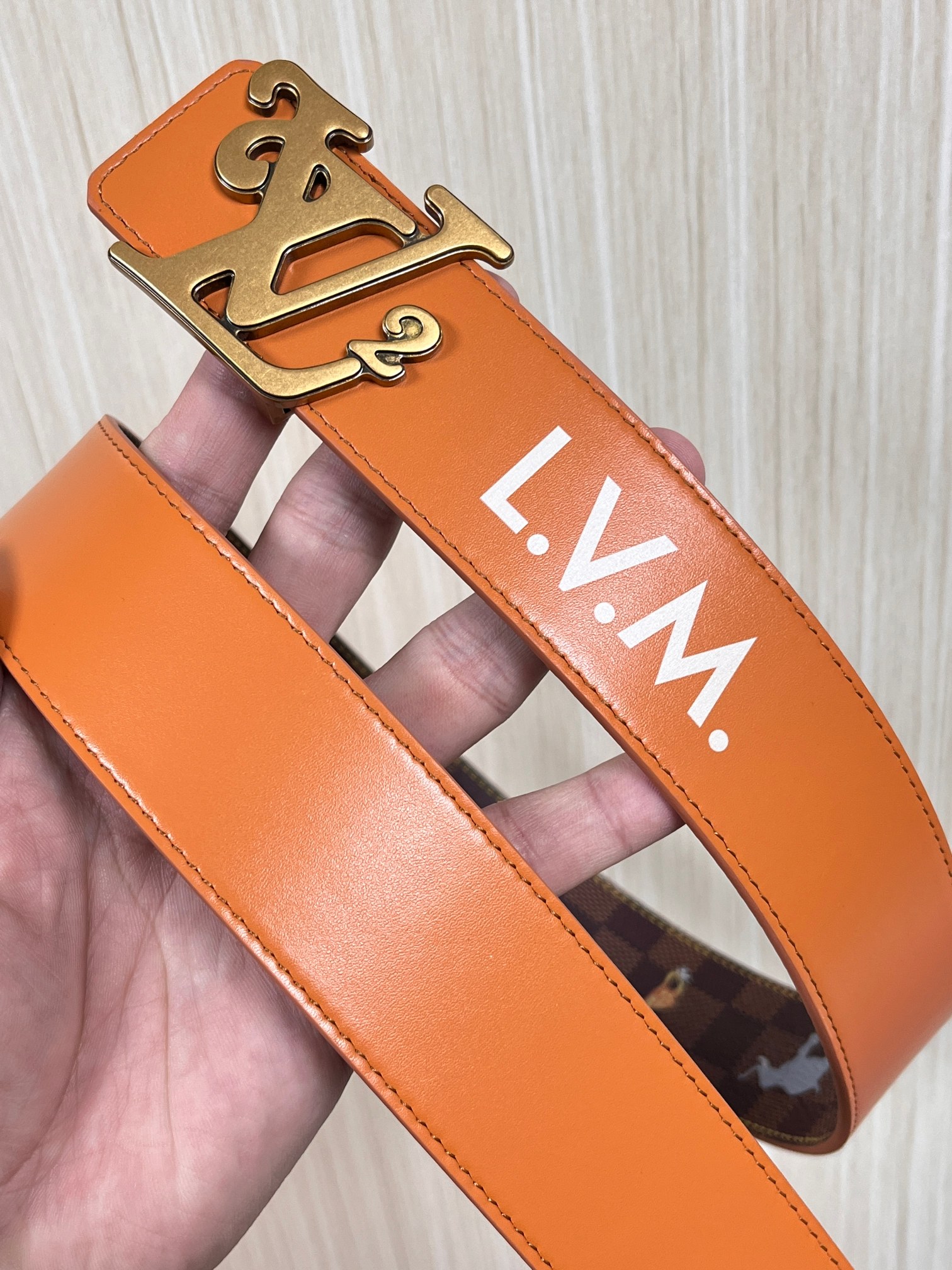 本款 LV Initiales 40 毫米双面腰带以电影叙事为灵感，气质颇具神秘魅力。Damier 格纹