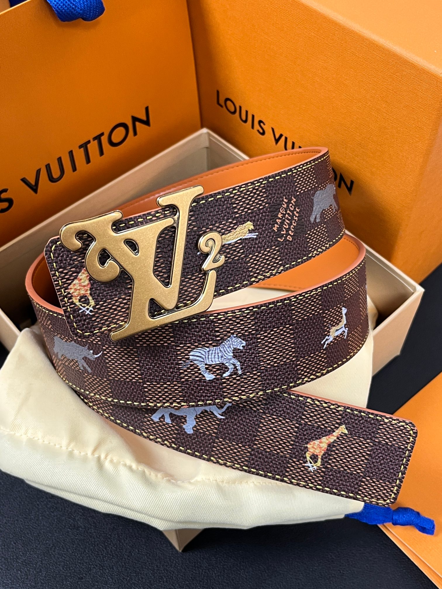 本款 LV Initiales 40 毫米双面腰带以电影叙事为灵感，气质颇具神秘魅力。Damier 格纹