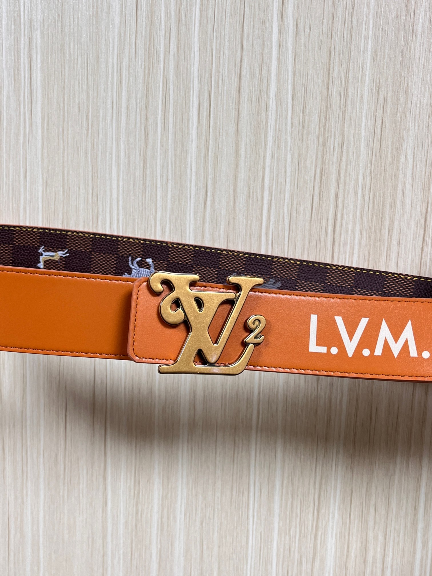 本款 LV Initiales 40 毫米双面腰带以电影叙事为灵感，气质颇具神秘魅力。Damier 格纹