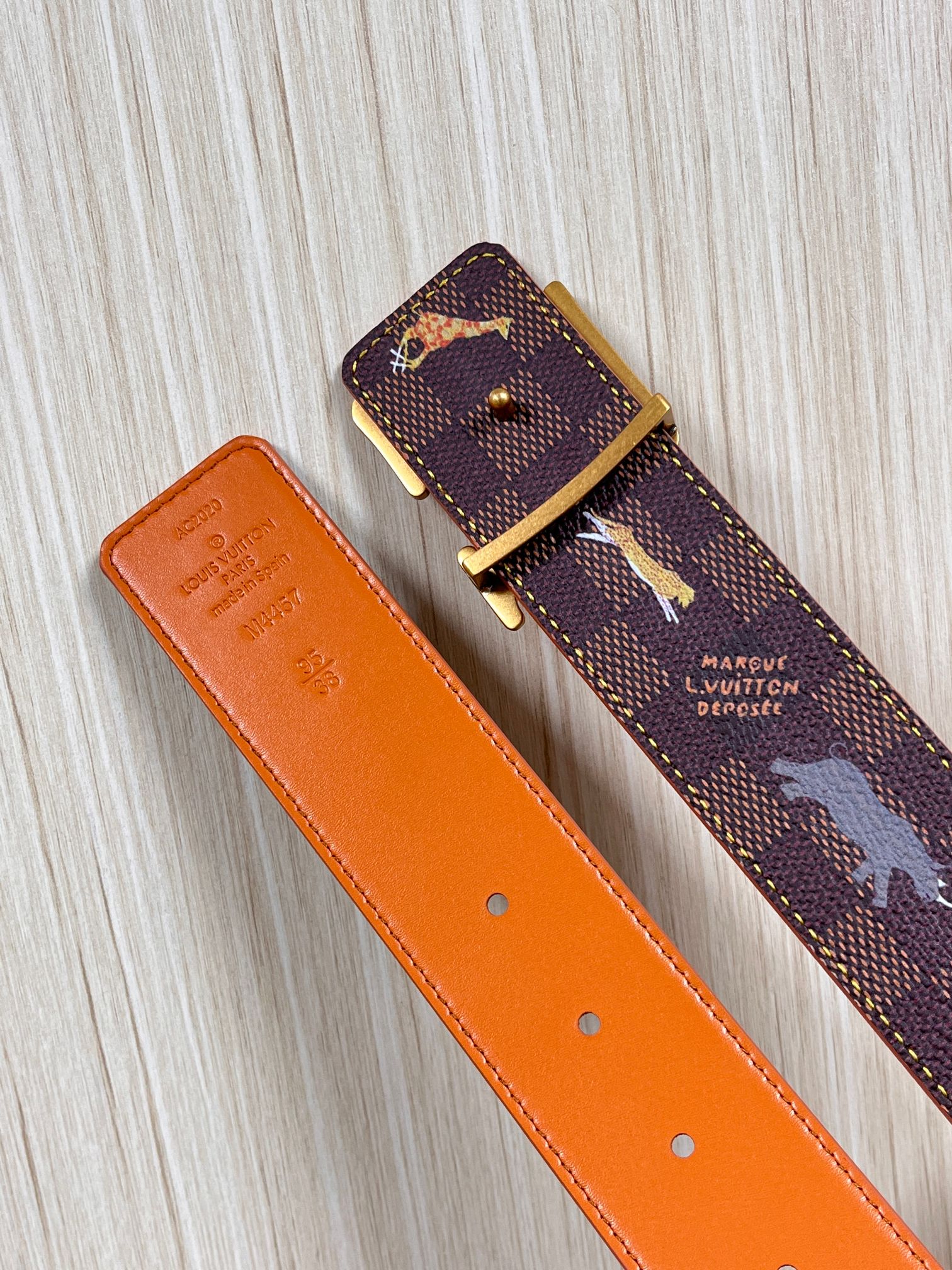 本款 LV Initiales 40 毫米双面腰带以电影叙事为灵感，气质颇具神秘魅力。Damier 格纹