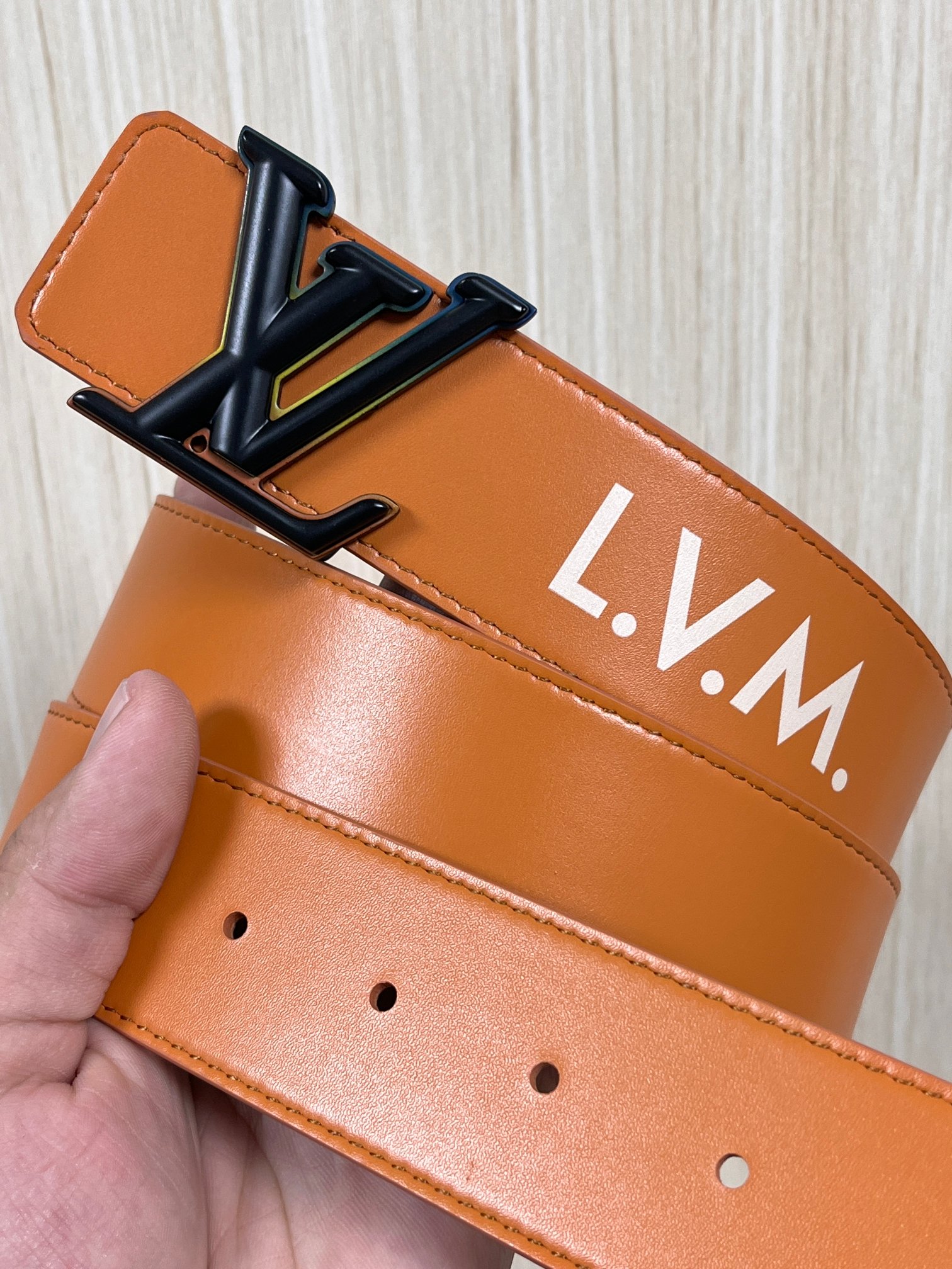 本款 LV Initiales 40 毫米双面腰带以电影叙事为灵感，气质颇具神秘魅力。Damier 格纹