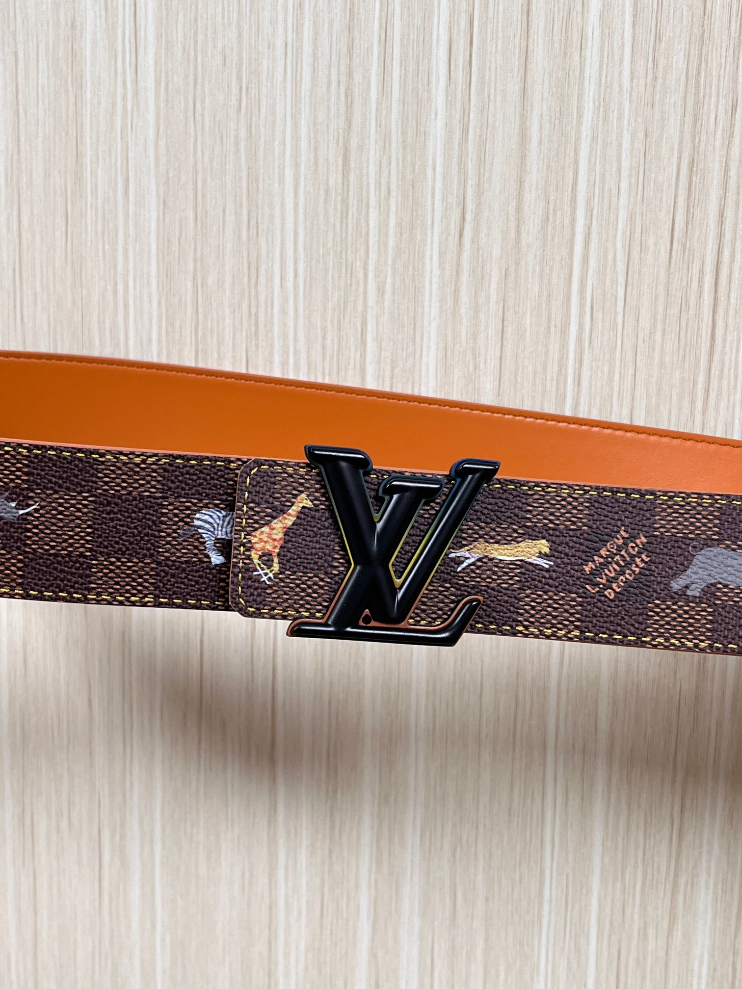 本款 LV Initiales 40 毫米双面腰带以电影叙事为灵感，气质颇具神秘魅力。Damier 格纹