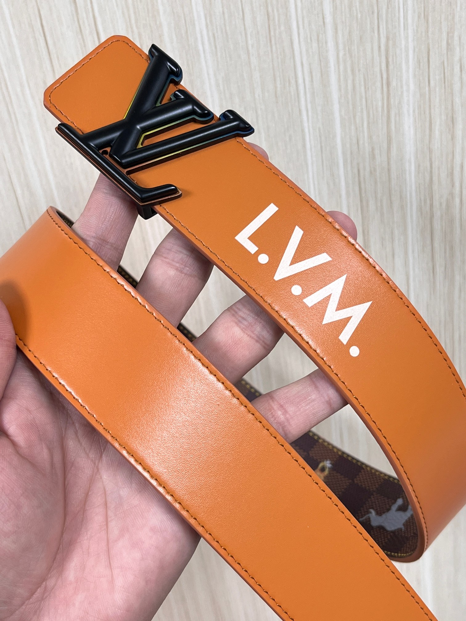 本款 LV Initiales 40 毫米双面腰带以电影叙事为灵感，气质颇具神秘魅力。Damier 格纹