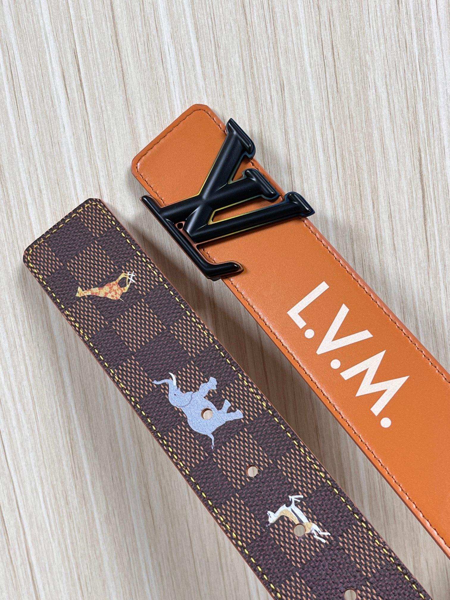 本款 LV Initiales 40 毫米双面腰带以电影叙事为灵感，气质颇具神秘魅力。Damier 格纹