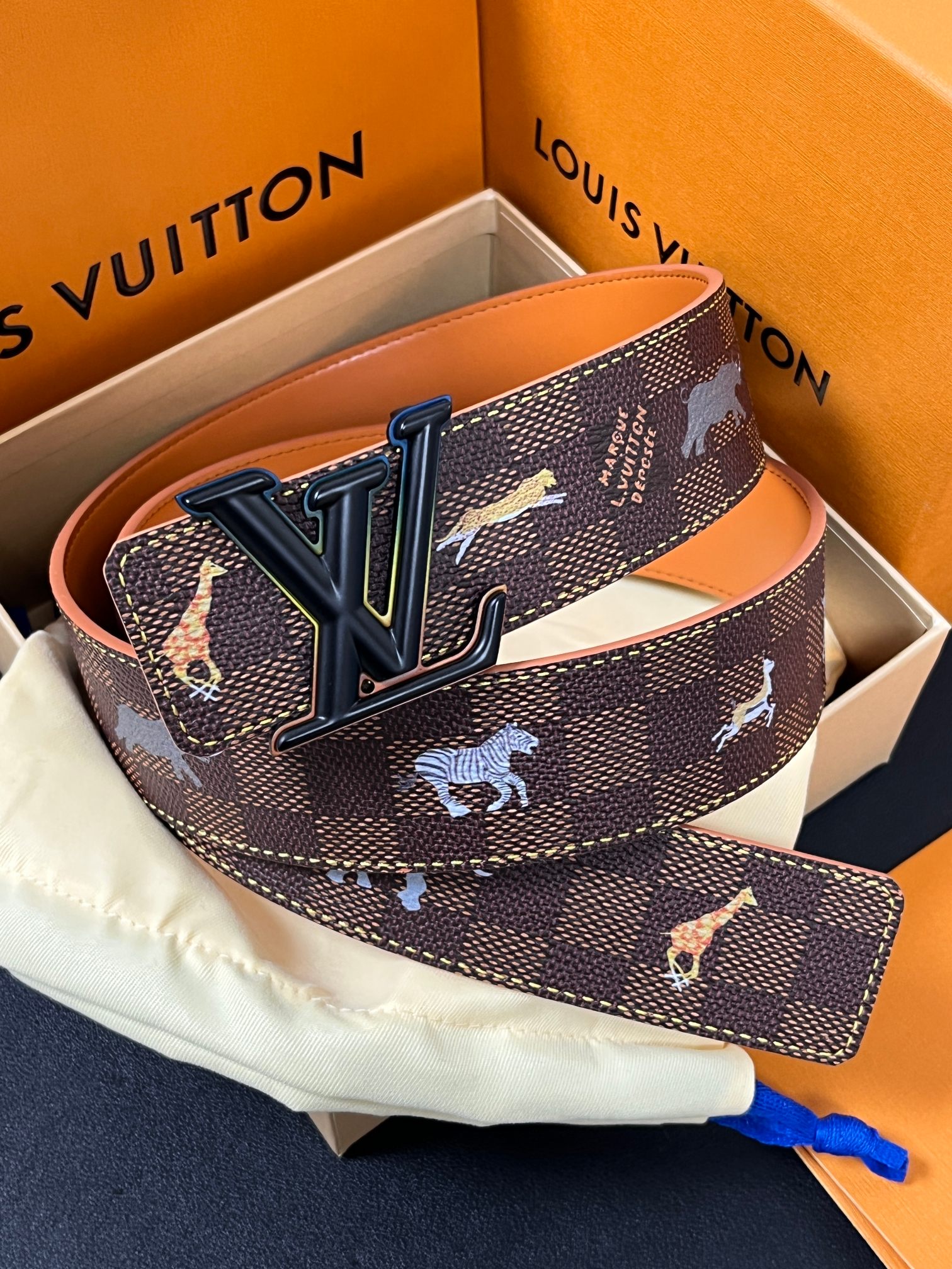 本款 LV Initiales 40 毫米双面腰带以电影叙事为灵感，气质颇具神秘魅力。Damier 格纹