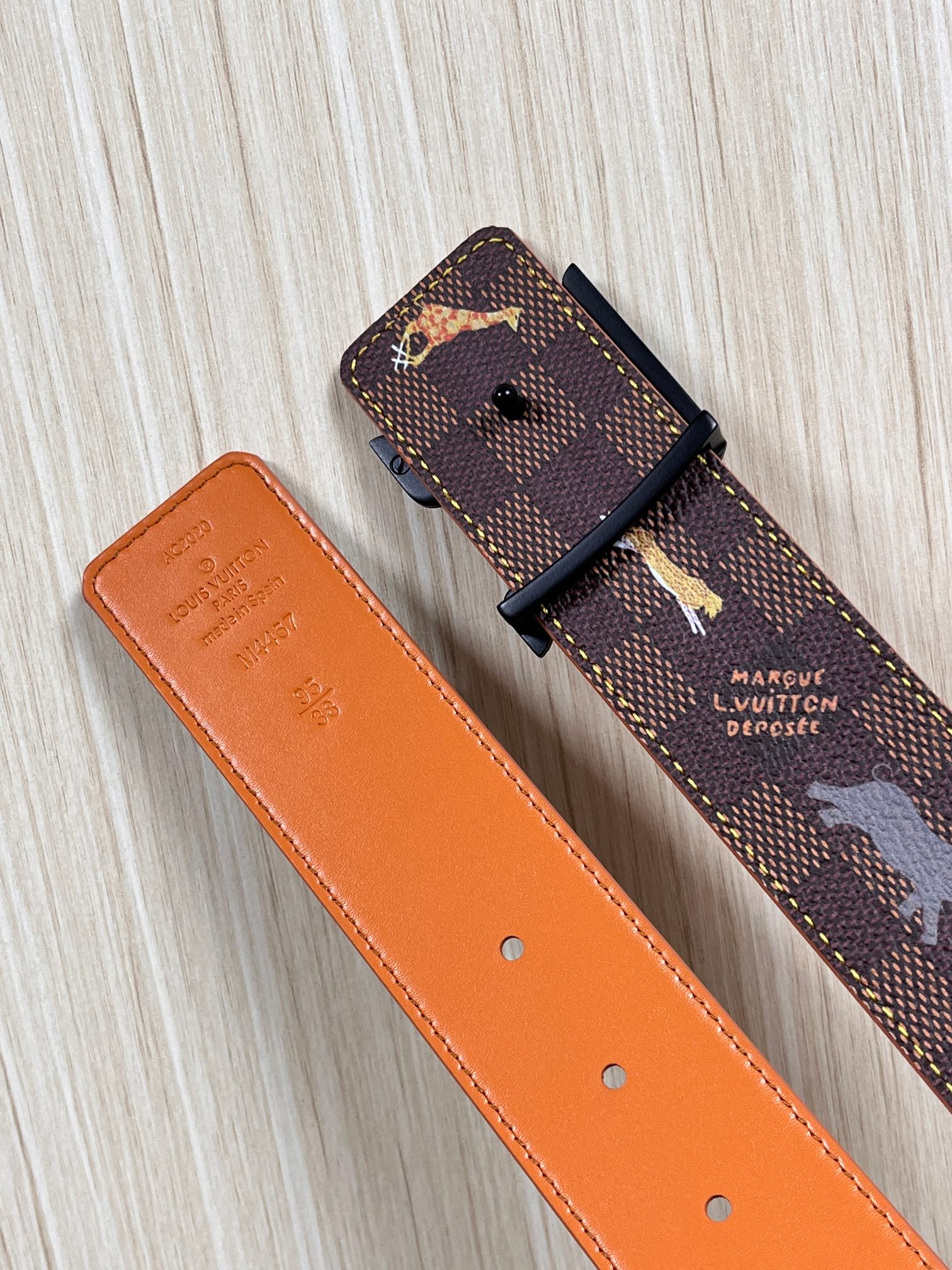 本款 LV Initiales 40 毫米双面腰带以电影叙事为灵感，气质颇具神秘魅力。Damier 格纹