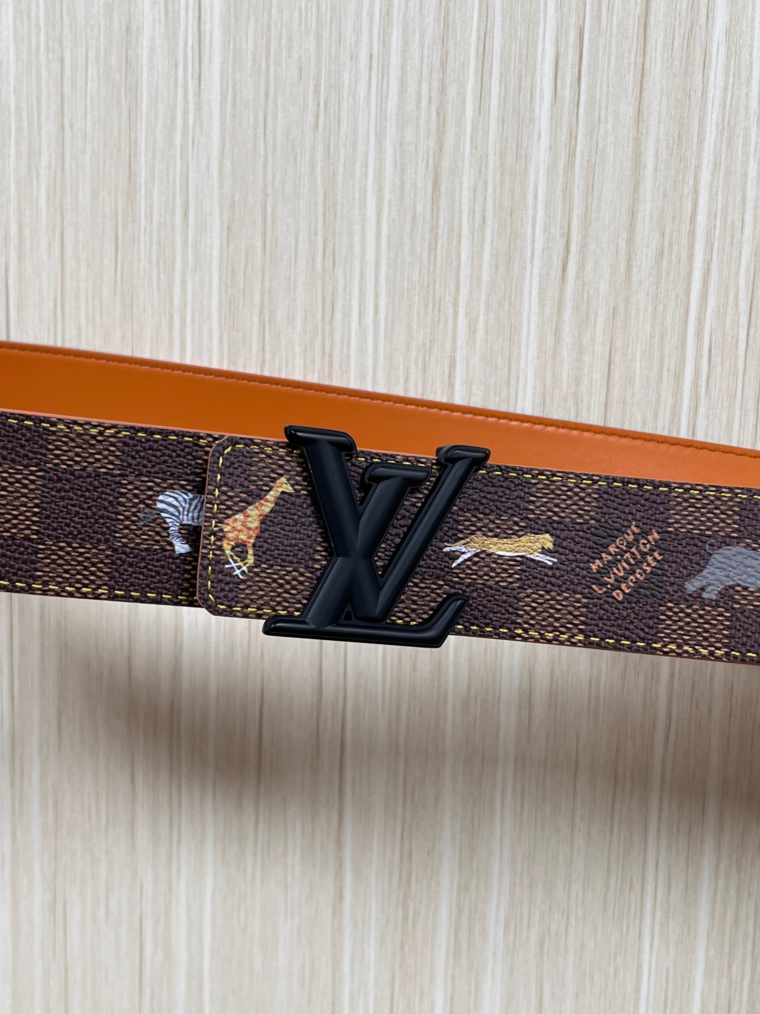 本款 LV Initiales 40 毫米双面腰带以电影叙事为灵感，气质颇具神秘魅力。Damier 格纹