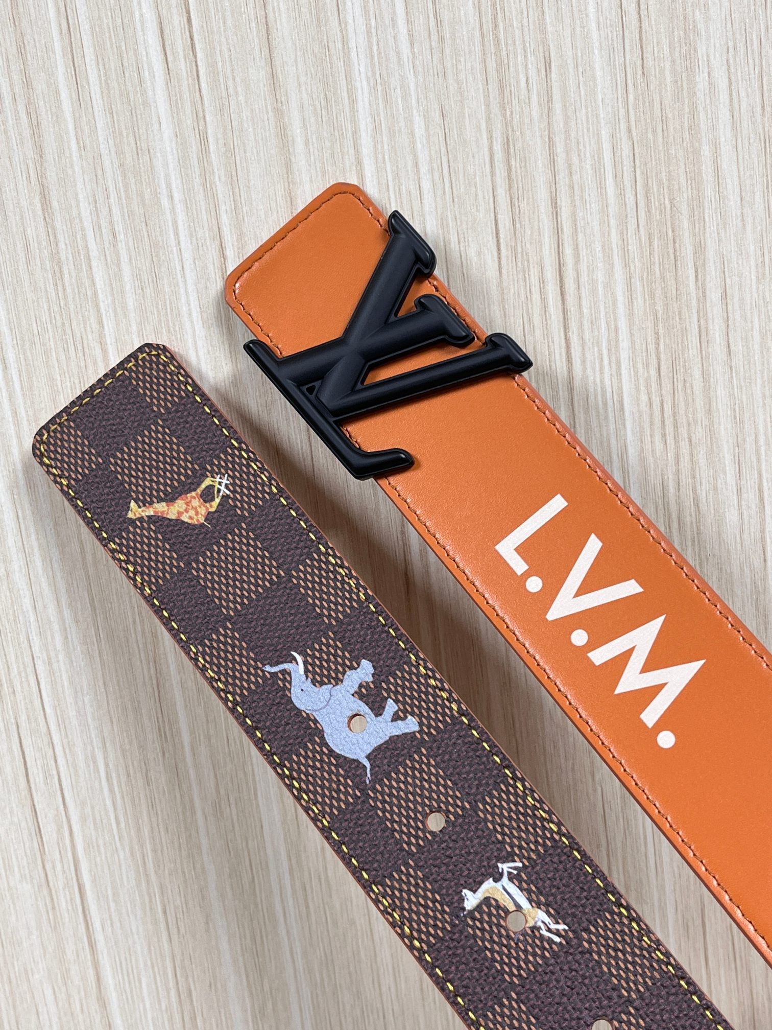 本款 LV Initiales 40 毫米双面腰带以电影叙事为灵感，气质颇具神秘魅力。Damier 格纹