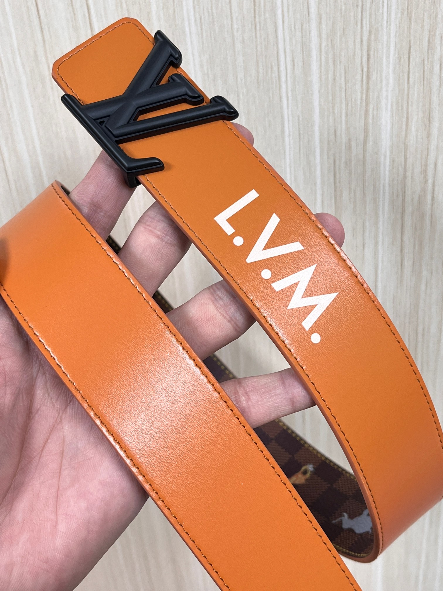 本款 LV Initiales 40 毫米双面腰带以电影叙事为灵感，气质颇具神秘魅力。Damier 格纹