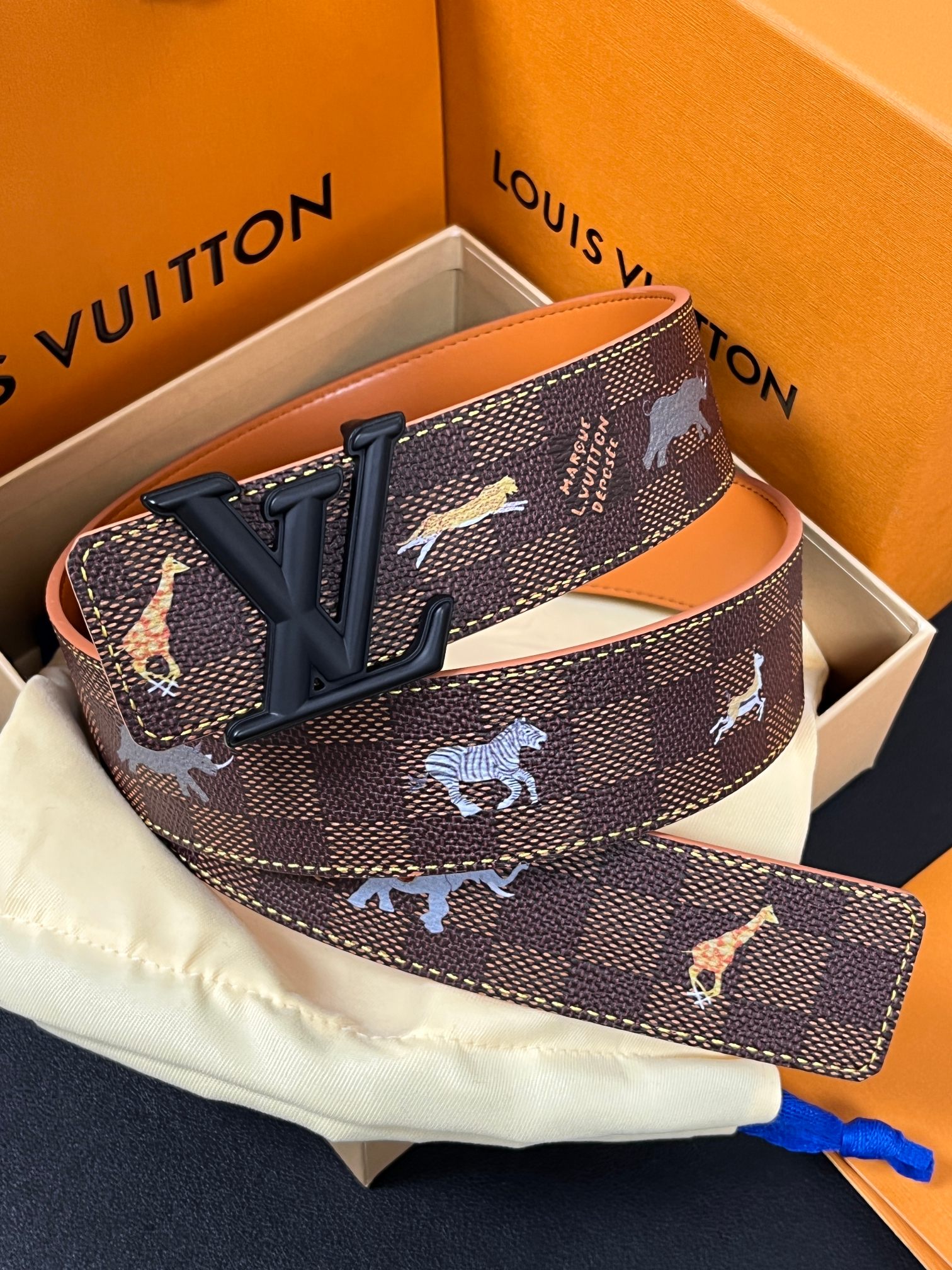 本款 LV Initiales 40 毫米双面腰带以电影叙事为灵感，气质颇具神秘魅力。Damier 格纹