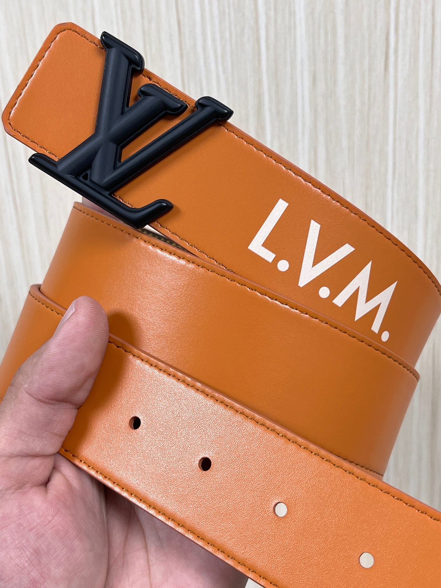 本款 LV Initiales 40 毫米双面腰带以电影叙事为灵感，气质颇具神秘魅力。Damier 格纹