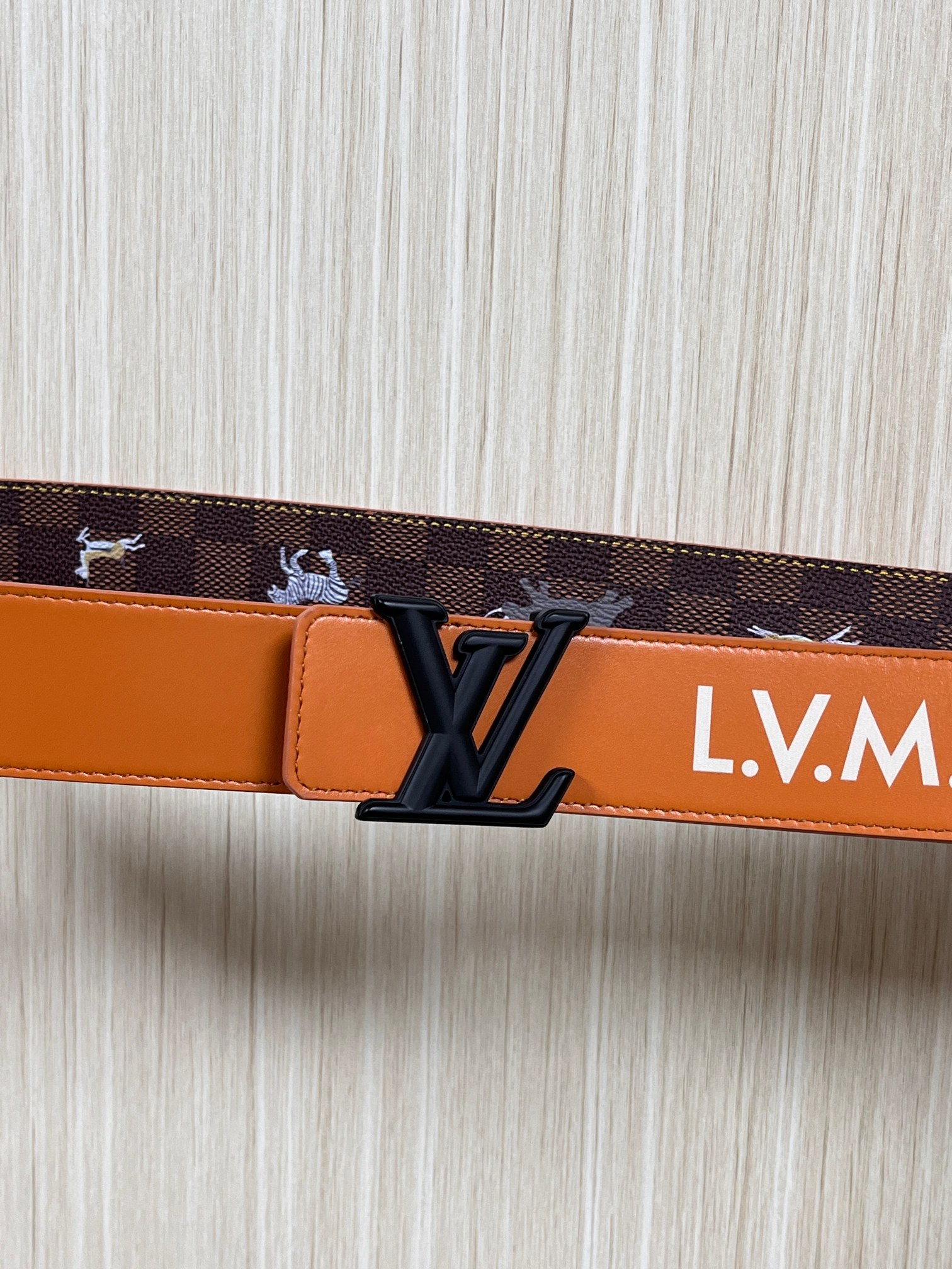 本款 LV Initiales 40 毫米双面腰带以电影叙事为灵感，气质颇具神秘魅力。Damier 格纹