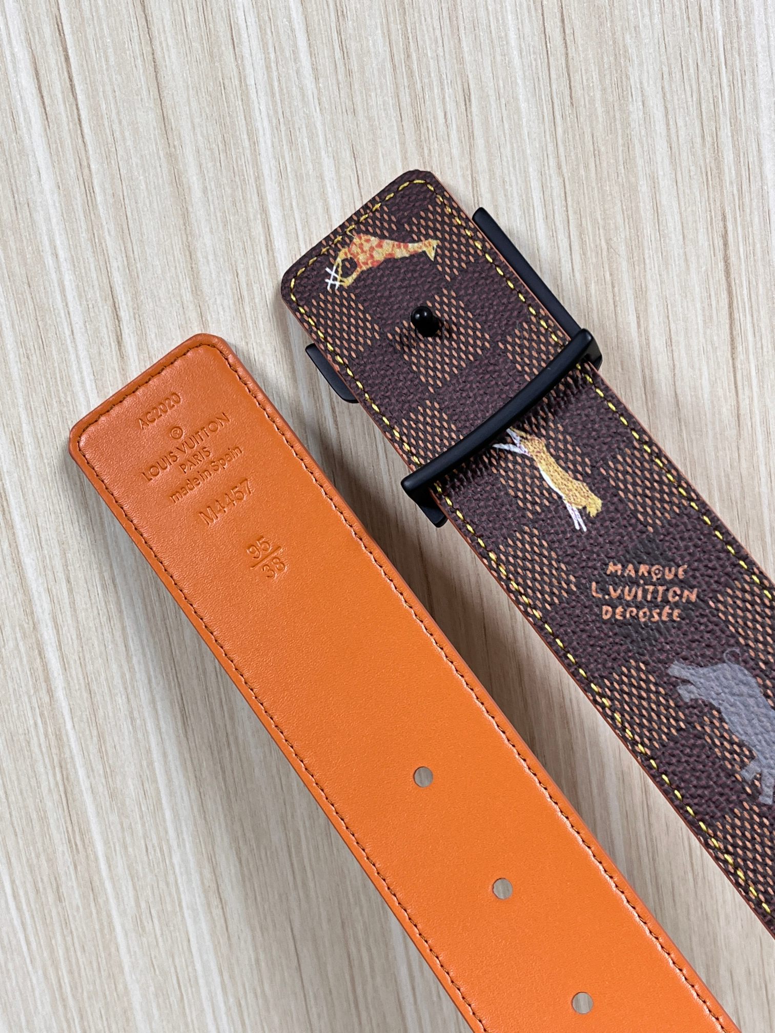 本款 LV Initiales 40 毫米双面腰带以电影叙事为灵感，气质颇具神秘魅力。Damier 格纹