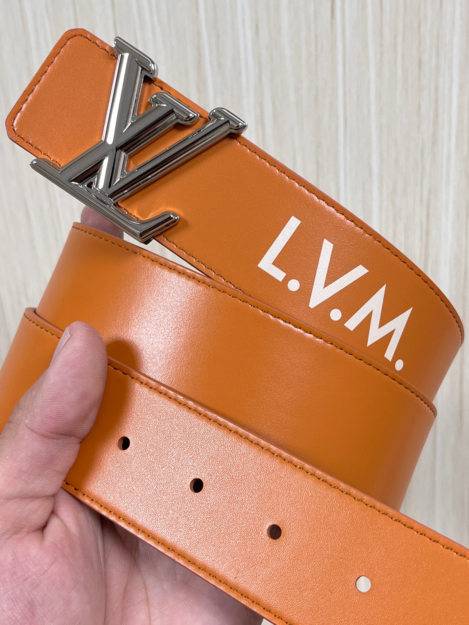 本款 LV Initiales 40 毫米双面腰带以电影叙事为灵感，气质颇具神秘魅力。Damier 格纹