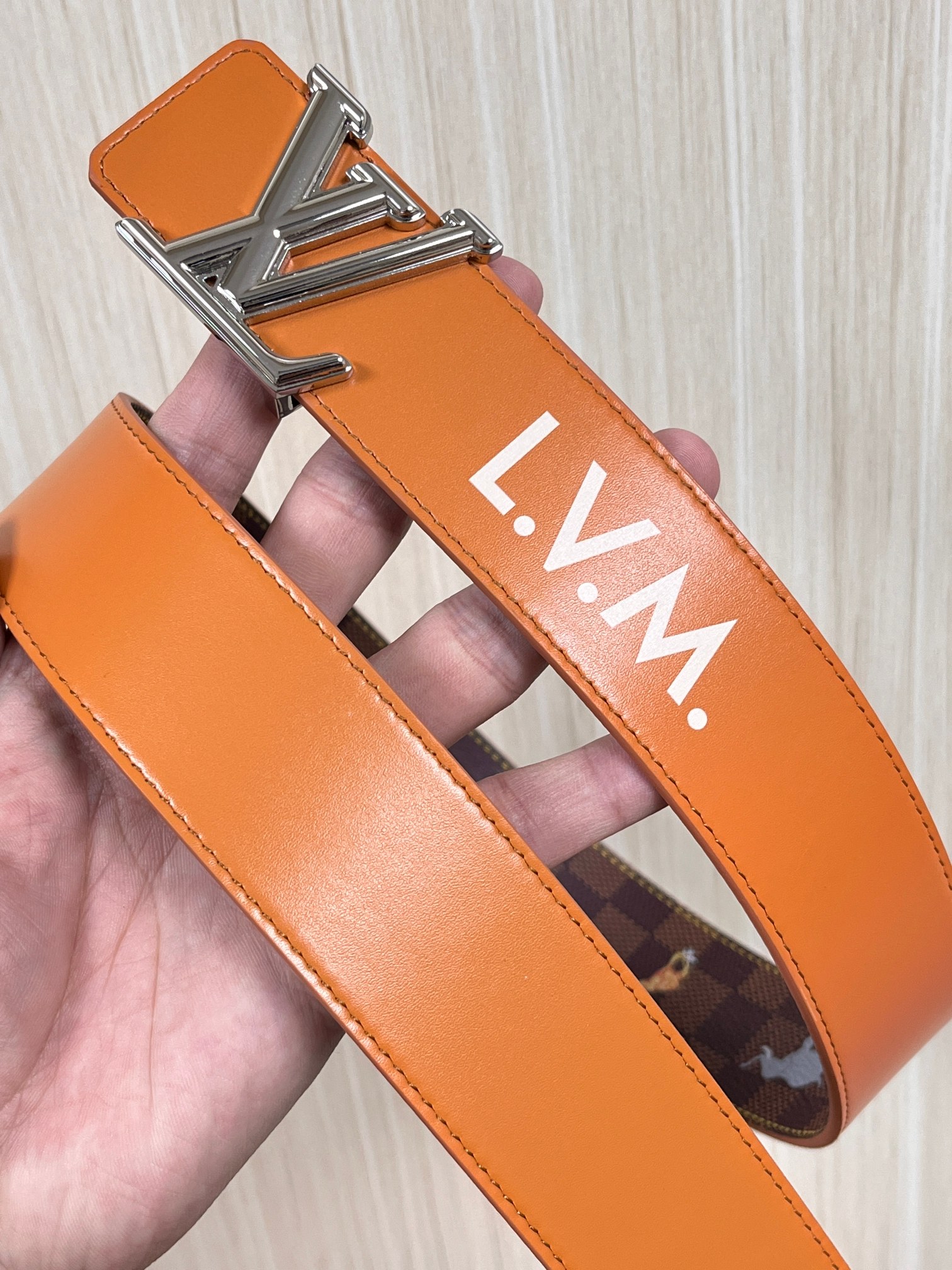 本款 LV Initiales 40 毫米双面腰带以电影叙事为灵感，气质颇具神秘魅力。Damier 格纹