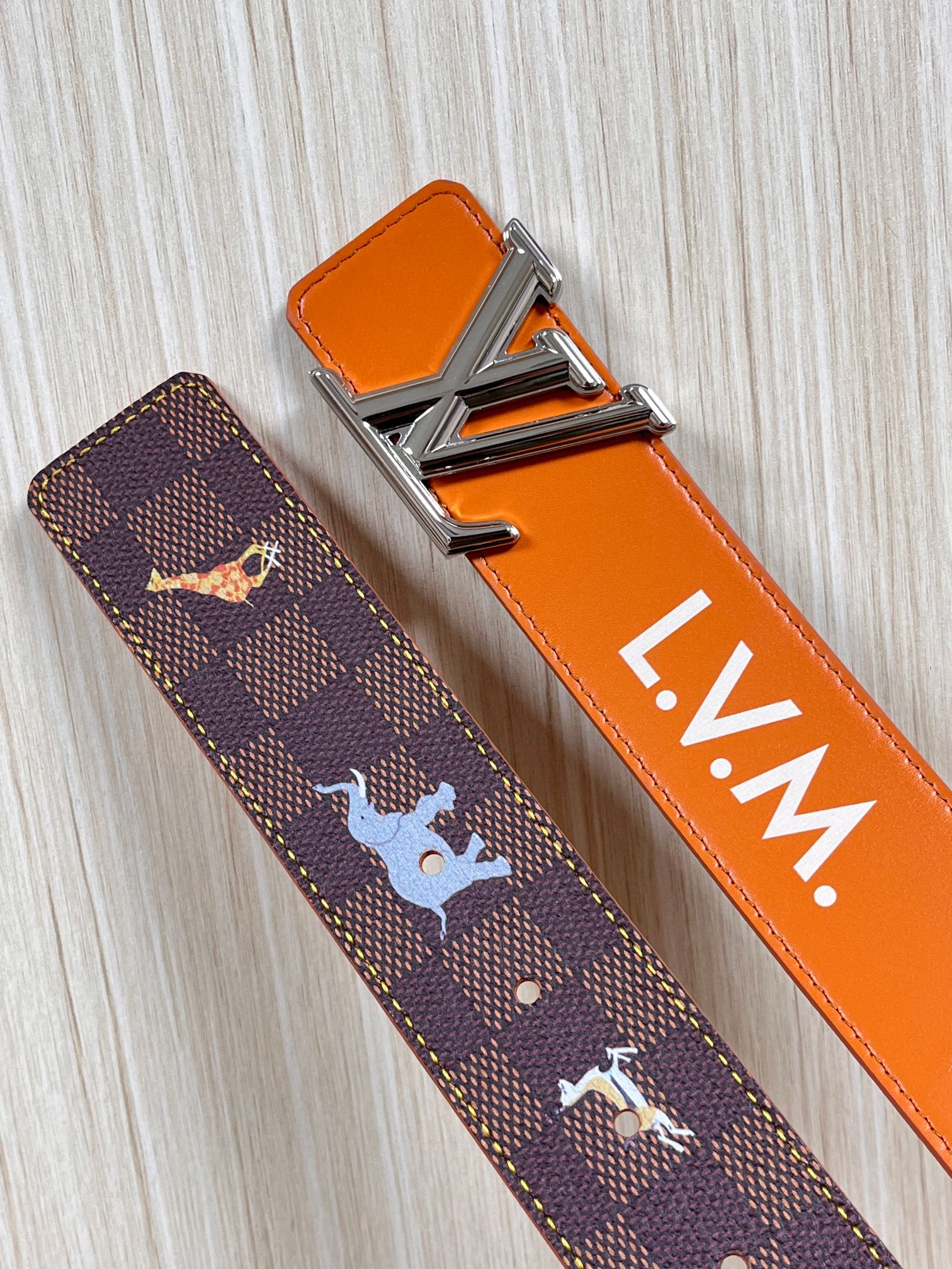 本款 LV Initiales 40 毫米双面腰带以电影叙事为灵感，气质颇具神秘魅力。Damier 格纹