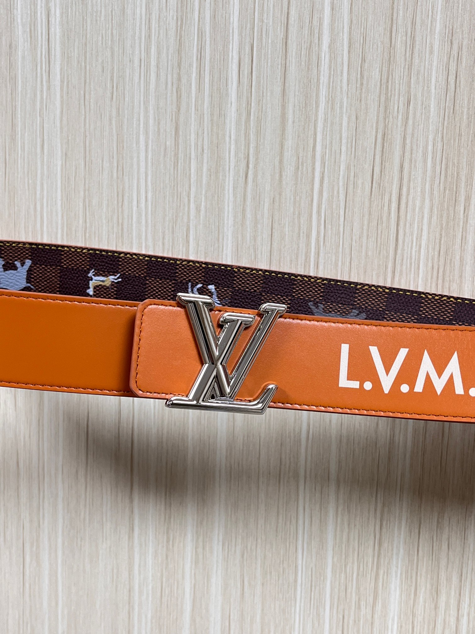 本款 LV Initiales 40 毫米双面腰带以电影叙事为灵感，气质颇具神秘魅力。Damier 格纹