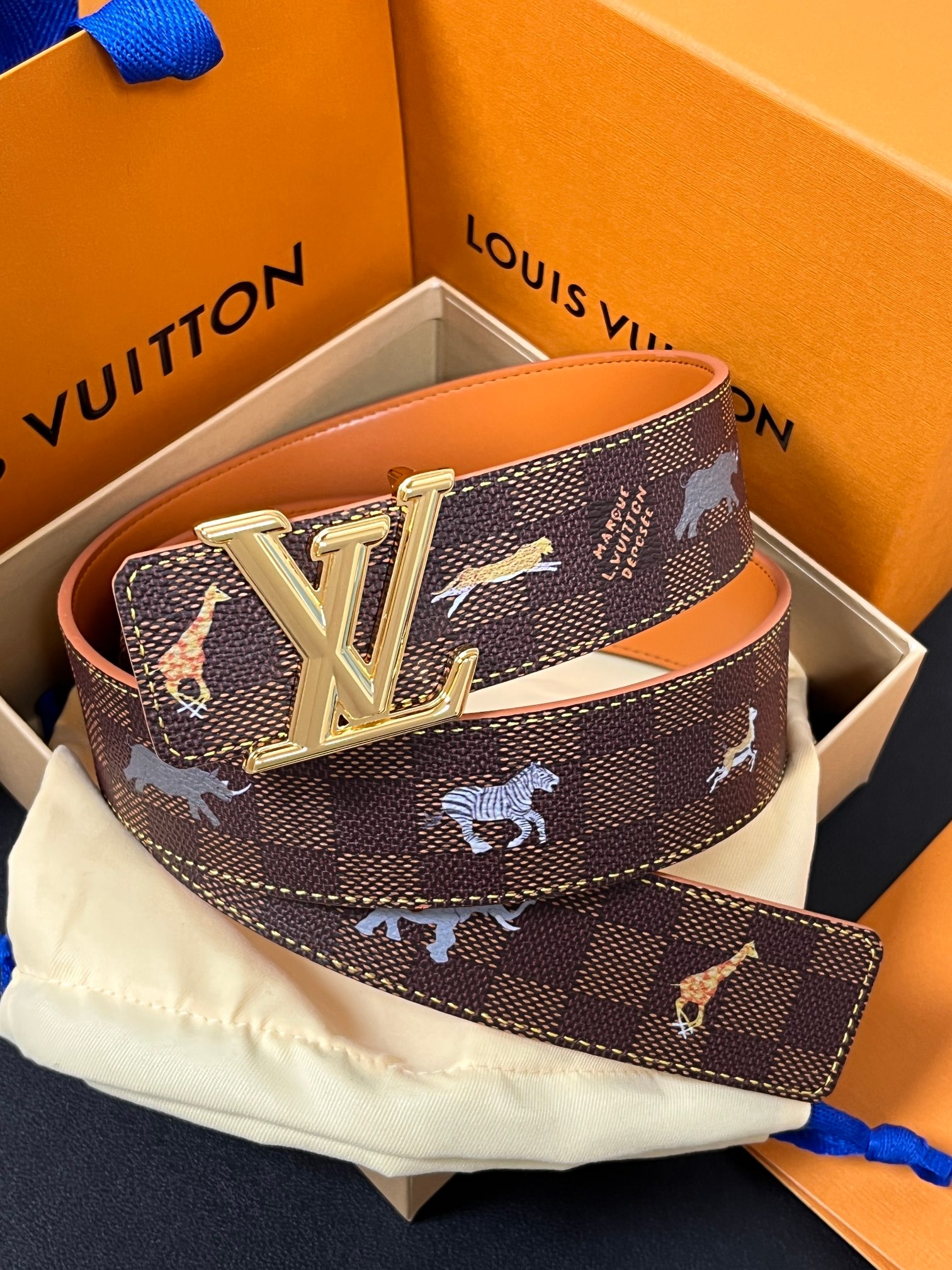 本款 LV Initiales 40 毫米双面腰带以电影叙事为灵感，气质颇具神秘魅力。Damier 格纹