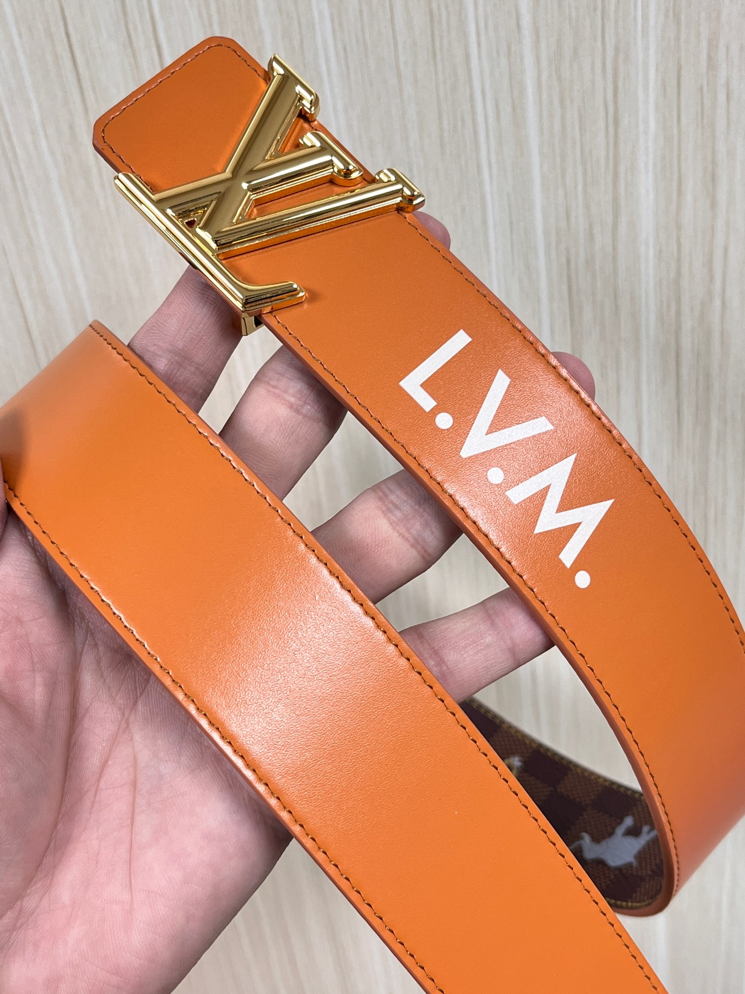 本款 LV Initiales 40 毫米双面腰带以电影叙事为灵感，气质颇具神秘魅力。Damier 格纹