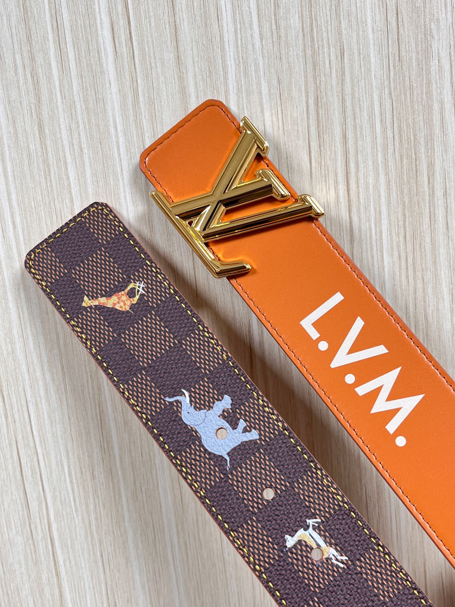 本款 LV Initiales 40 毫米双面腰带以电影叙事为灵感，气质颇具神秘魅力。Damier 格纹