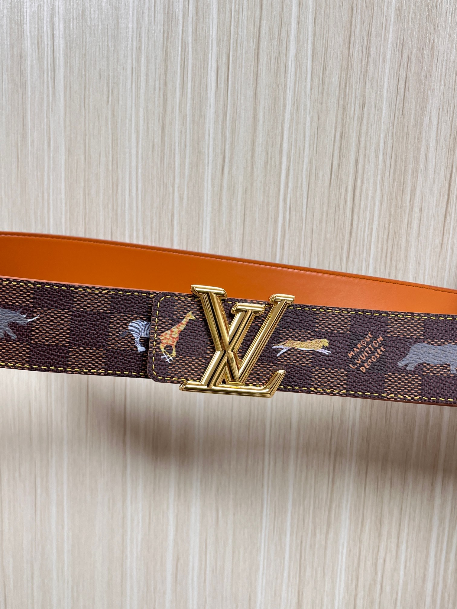 本款 LV Initiales 40 毫米双面腰带以电影叙事为灵感，气质颇具神秘魅力。Damier 格纹