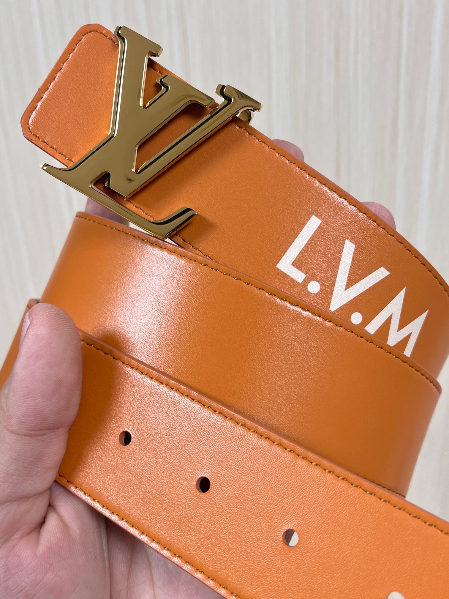 本款 LV Initiales 40 毫米双面腰带以电影叙事为灵感，气质颇具神秘魅力。Damier 格纹