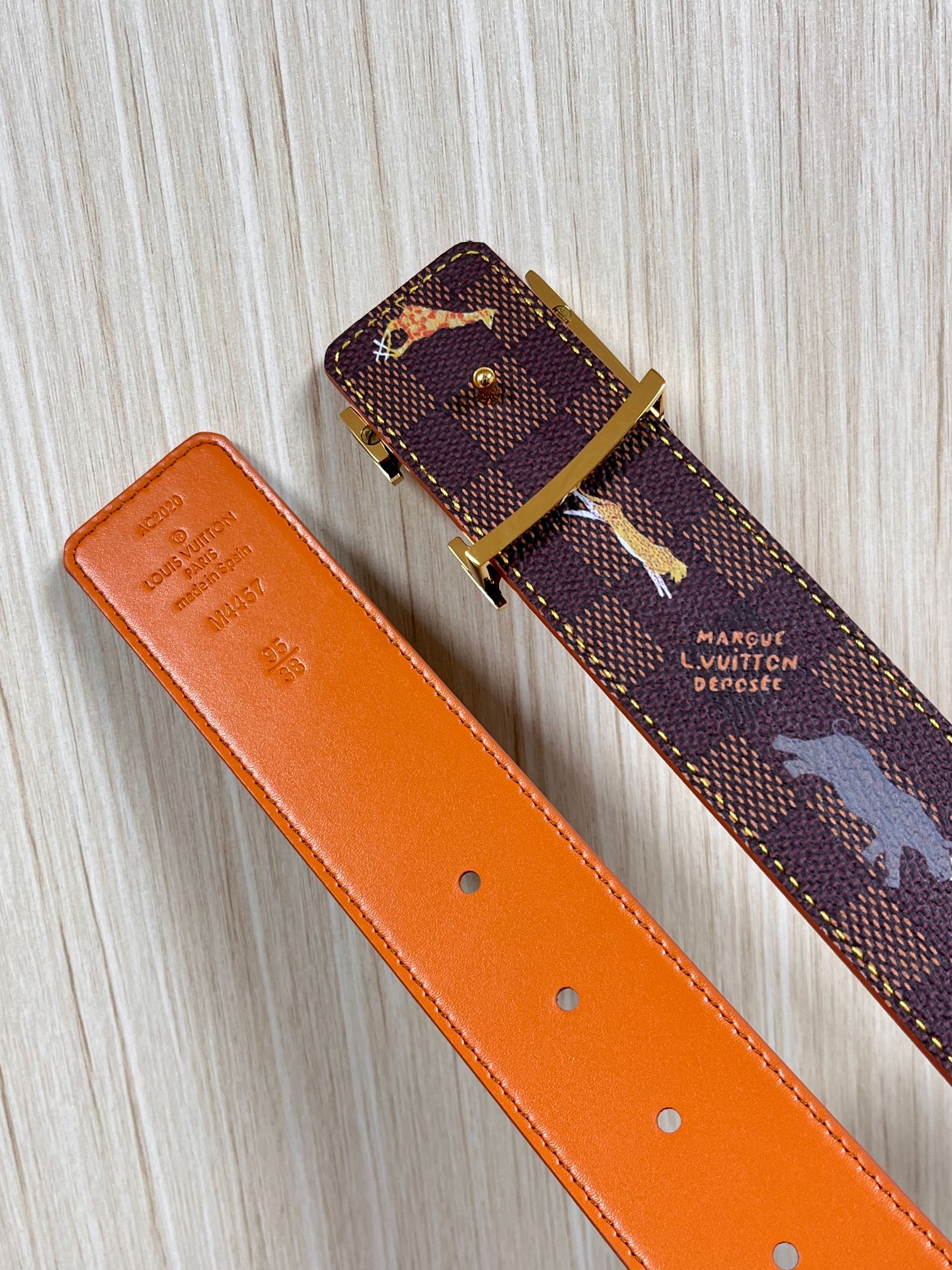 本款 LV Initiales 40 毫米双面腰带以电影叙事为灵感，气质颇具神秘魅力。Damier 格纹