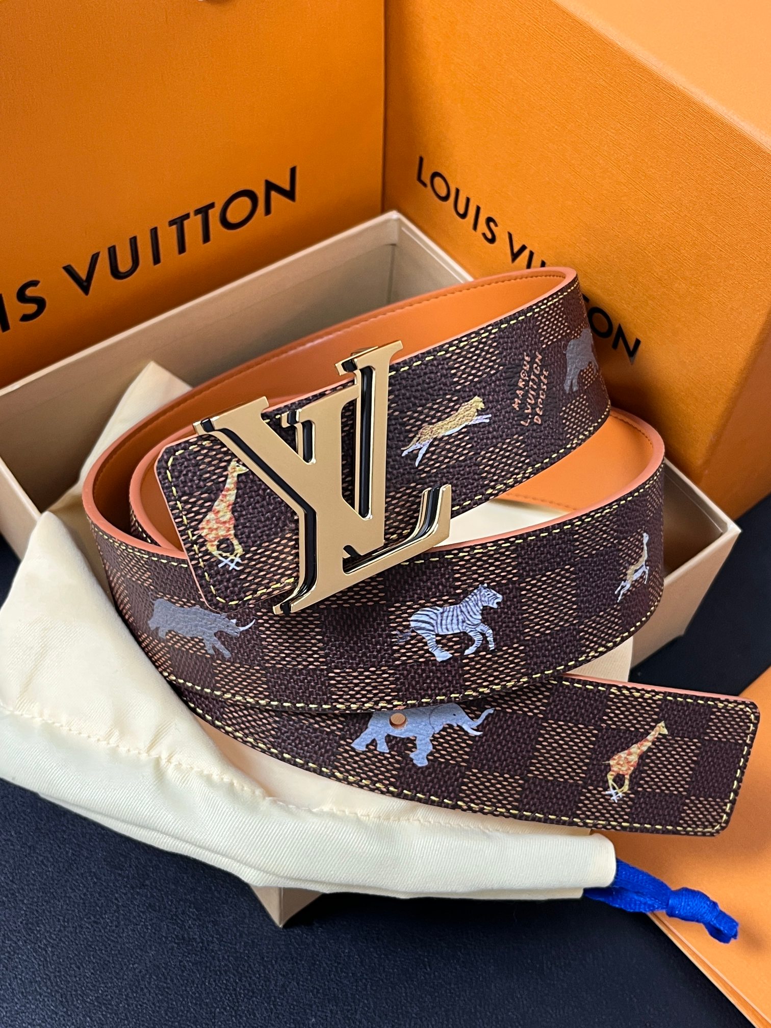 本款 LV Initiales 40 毫米双面腰带以电影叙事为灵感，气质颇具神秘魅力。Damier 格纹