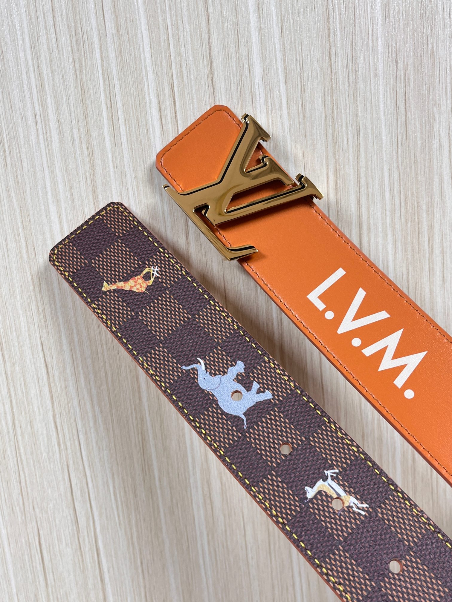 本款 LV Initiales 40 毫米双面腰带以电影叙事为灵感，气质颇具神秘魅力。Damier 格纹