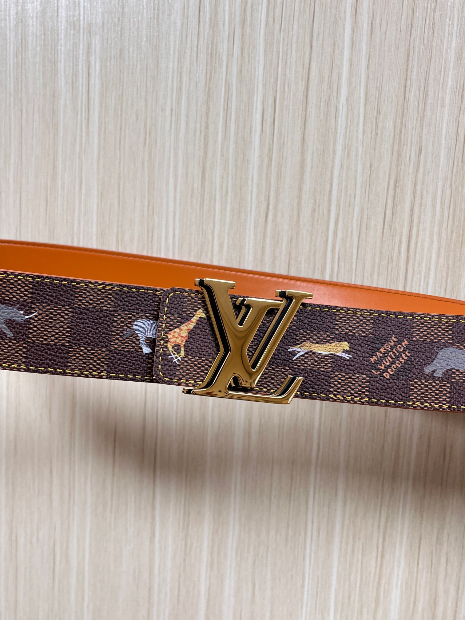 本款 LV Initiales 40 毫米双面腰带以电影叙事为灵感，气质颇具神秘魅力。Damier 格纹