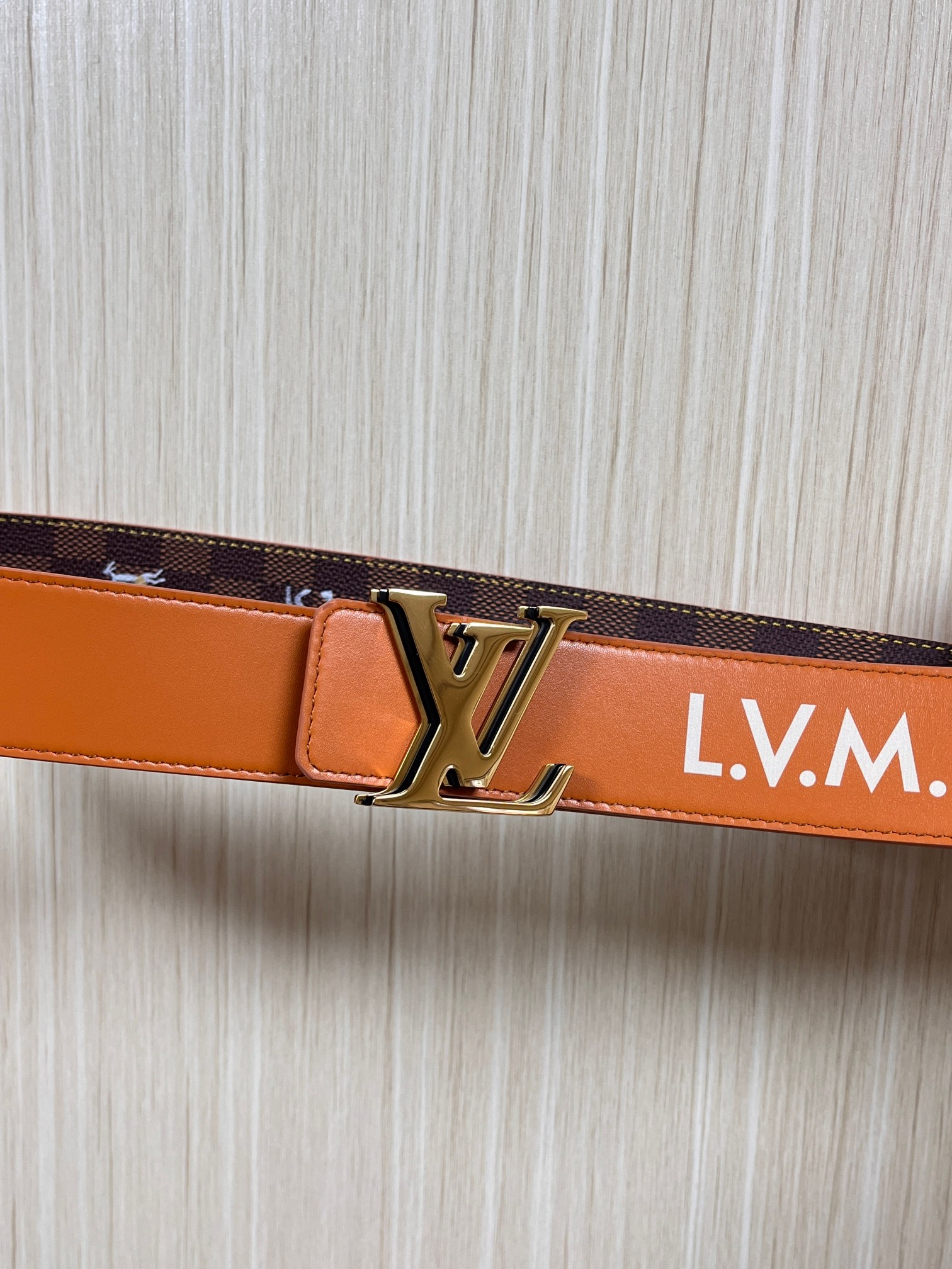 本款 LV Initiales 40 毫米双面腰带以电影叙事为灵感，气质颇具神秘魅力。Damier 格纹