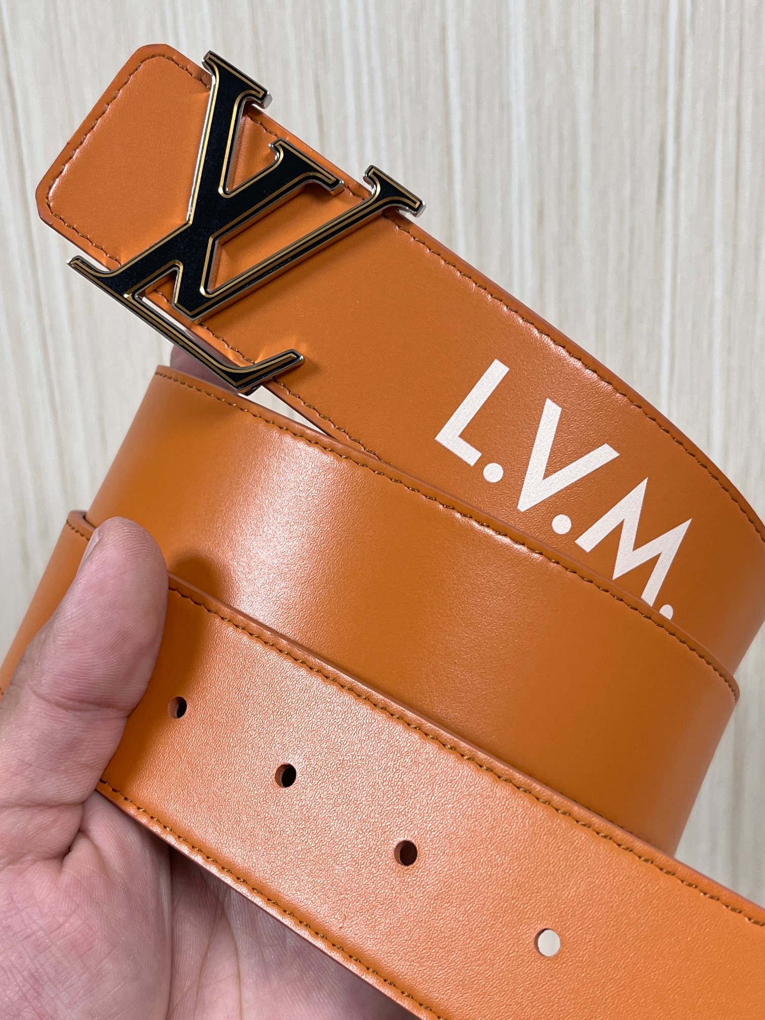 本款 LV Initiales 40 毫米双面腰带以电影叙事为灵感，气质颇具神秘魅力。Damier 格纹